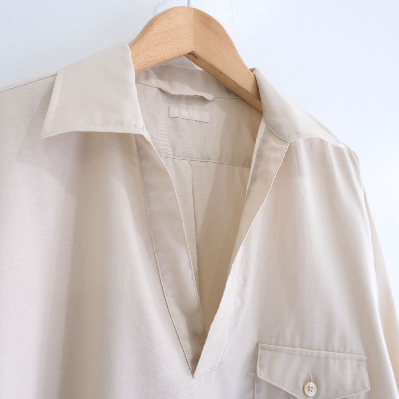 SILKY SOFT TWILL SKIPPER SHIRT / シルク ソフト ツイル スキッパー シャツ（SAND）