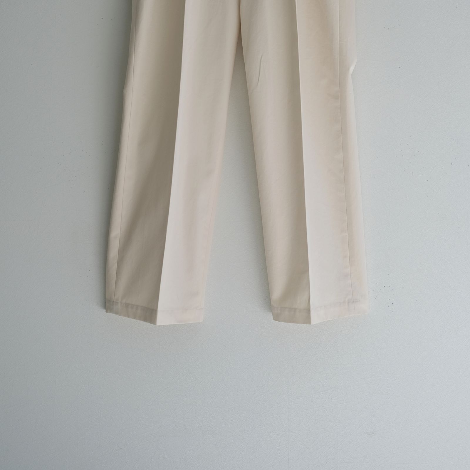 FINX COTTON GABARDINE TUCKED TROUSERS / トラウザー / ECRU
