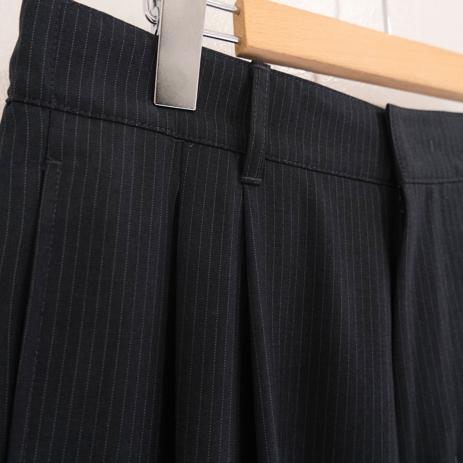 Narrow Stripe Tapered Slacks / ナロー ストライプ テーパード スラックス（HEATHER CHARCOAL）