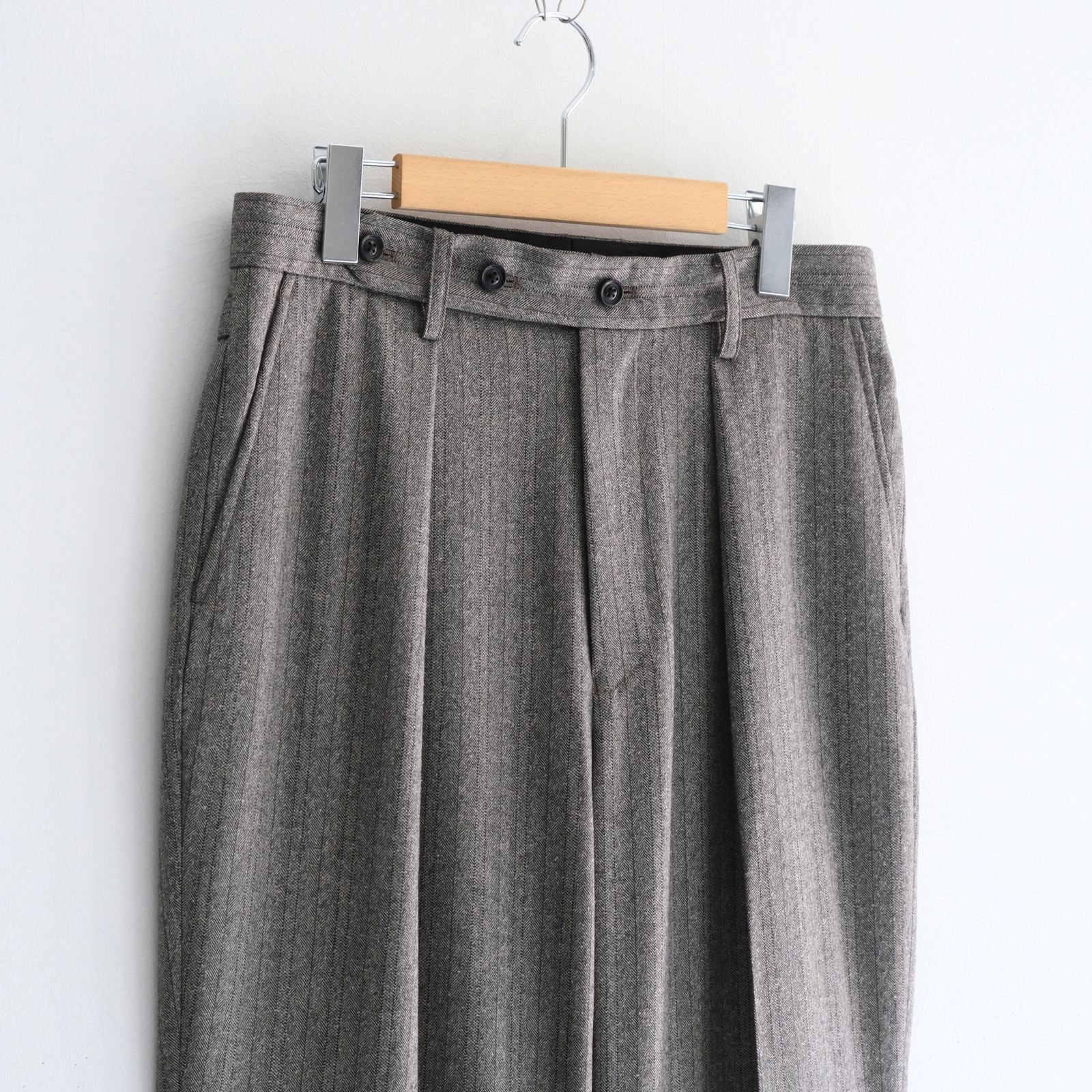 【残り1点】W/S HERRINGBONE STRIPE TUCKED TROUSERS（TAUPE GREY）