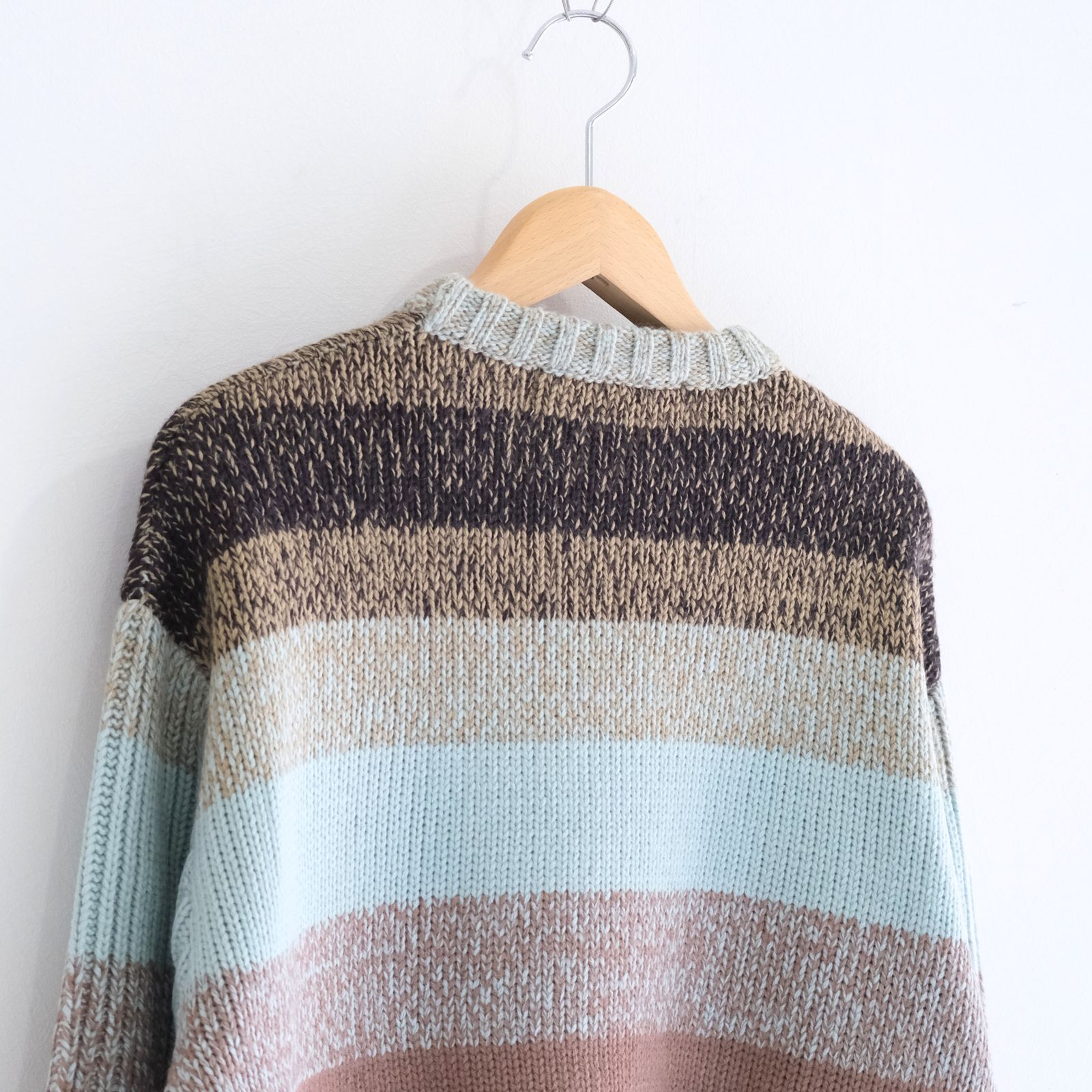 GRADATION STRIPE CREWNECK SWEATER（POWDER BLUE）