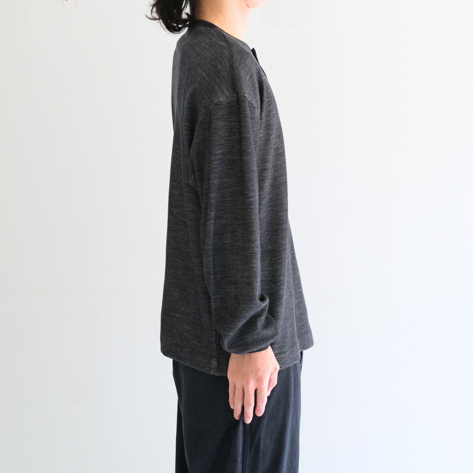 W/C HONEYCOMB HENLEY-NECK TOP（CHARCOAL）