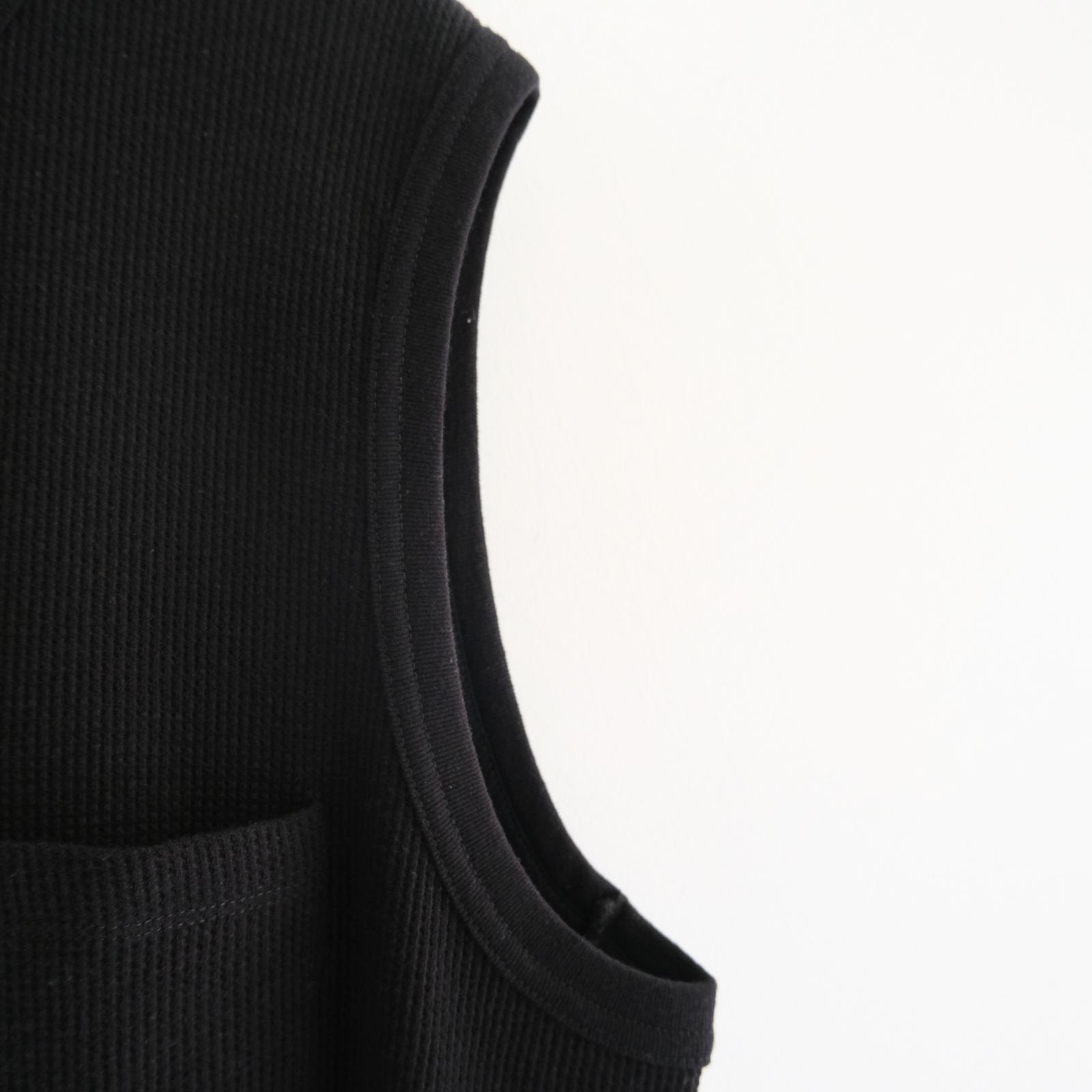 WRAP AROUND SLEEVELESS POCKET TEE ‐Recycle supima waffle‐ / ラップアラウンドスリーブレスポケットTEE ‐リサイクルスーピマワッフル‐（Black）