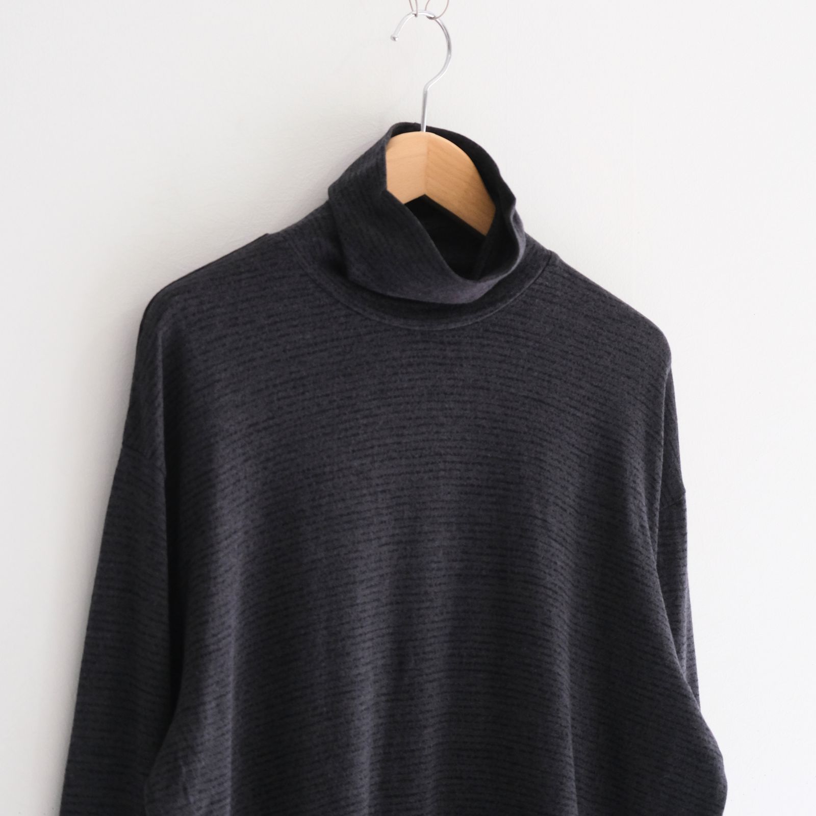 SUPER FINE WOOL COTTON TURTLE-NECK TOP（BORDER STRIPE）（BLACK×CHARCOAL）