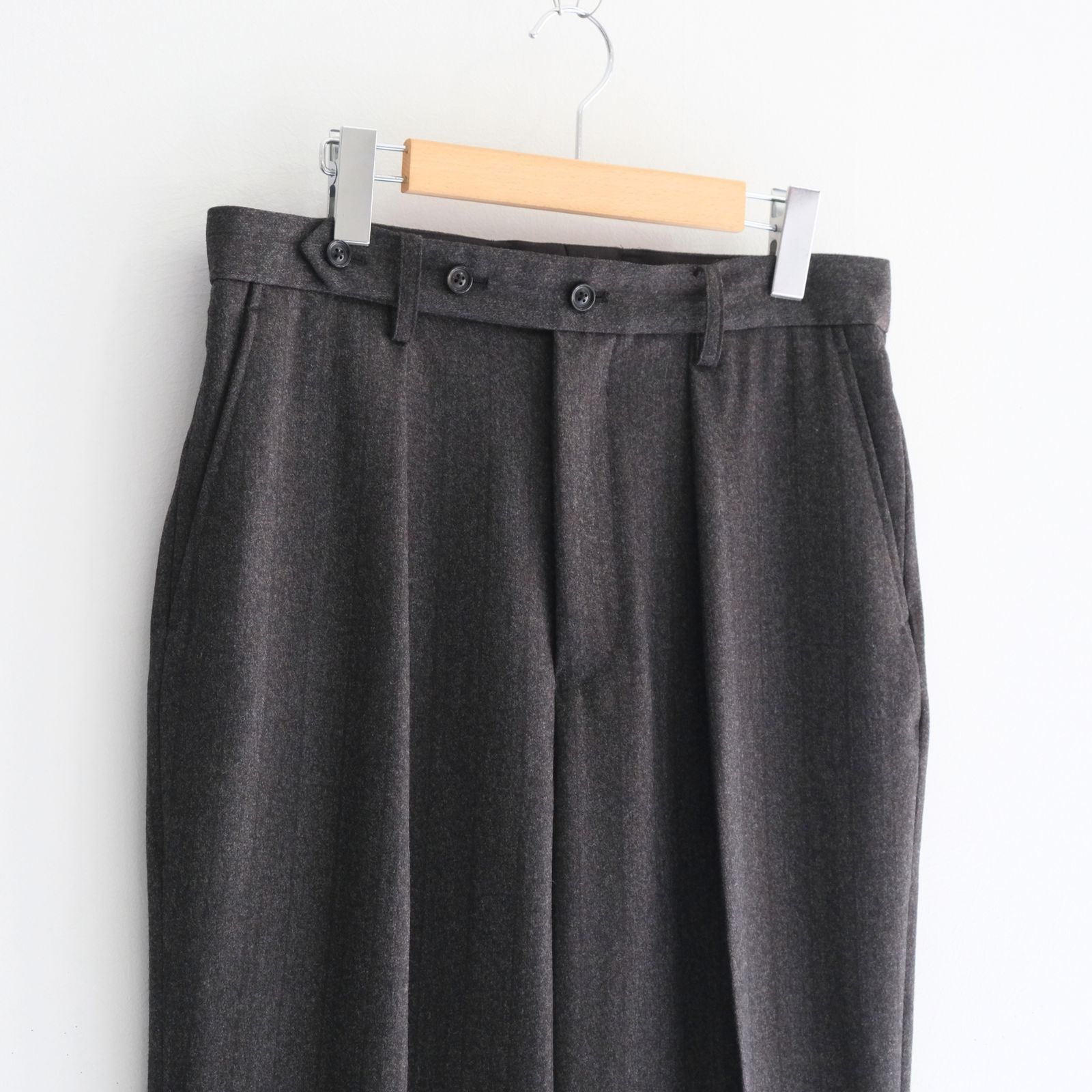 【残り1点】MELANGE BARATHEA STRIPE TUCKED TROUSERS（CHARCOAL BROWN）