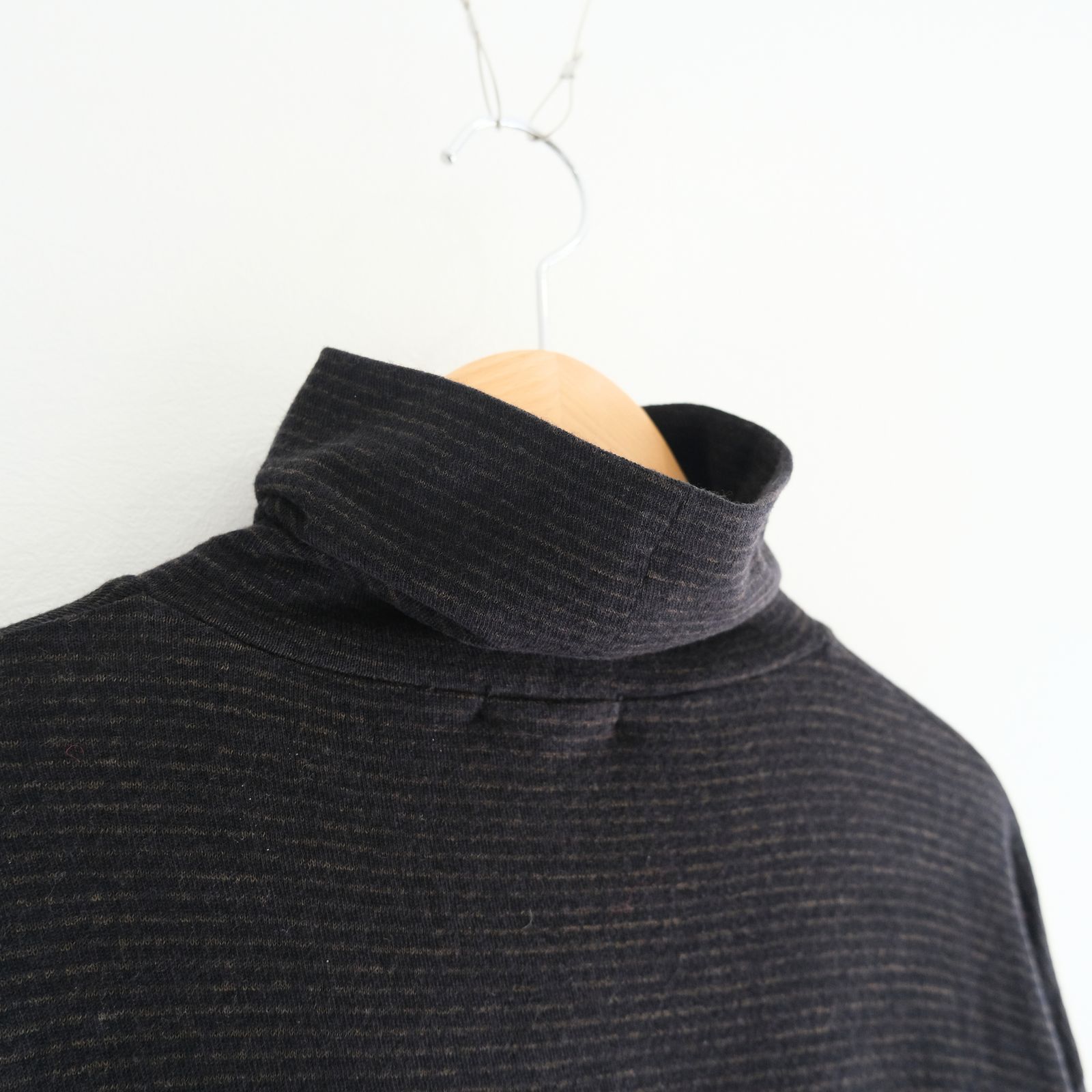 SUPER FINE WOOL COTTON TURTLE-NECK TOP（BORDER STRIPE）（BROWN×BLACK）