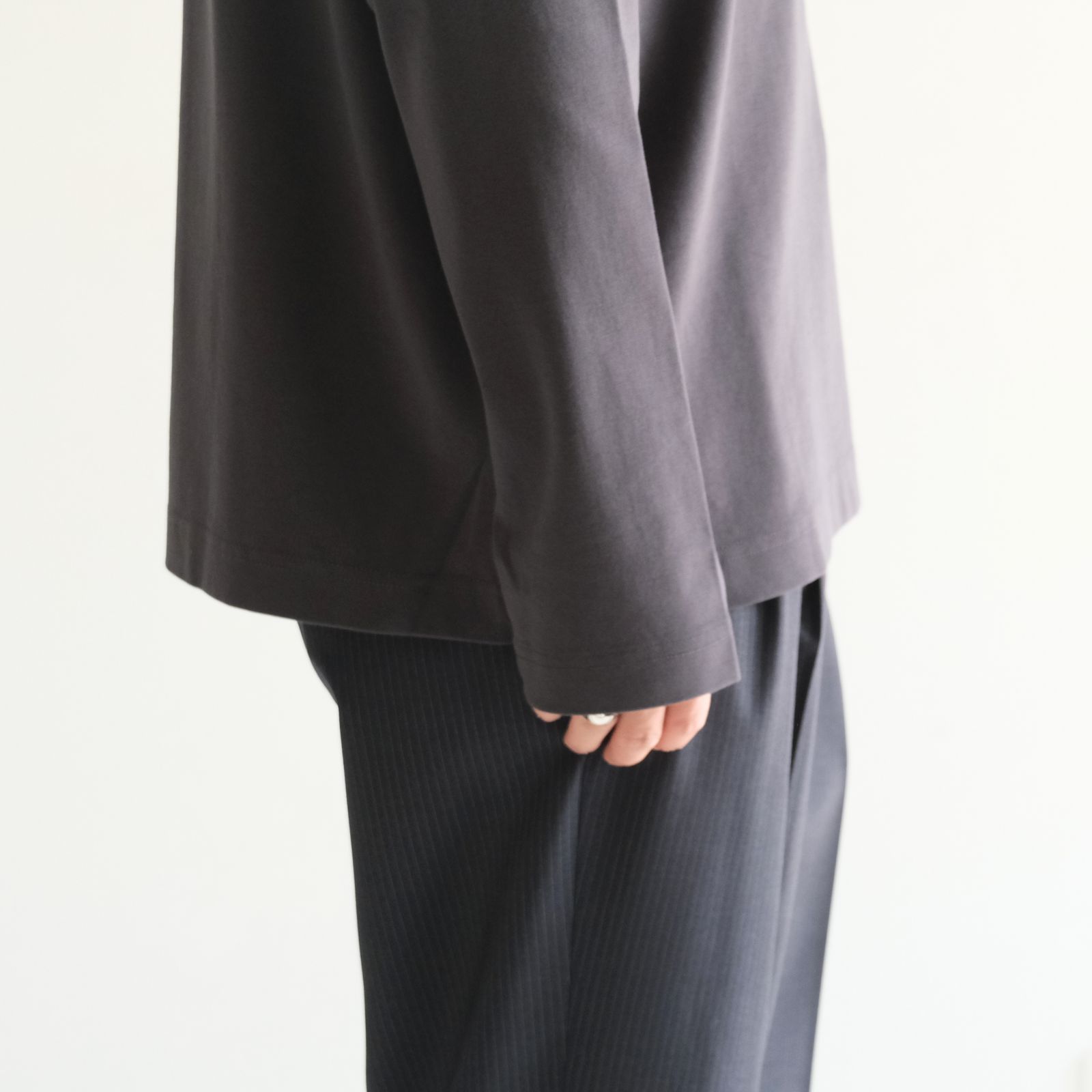 Basis L/S Tee / ベーシック長袖Tシャツ（GRAPHITE）