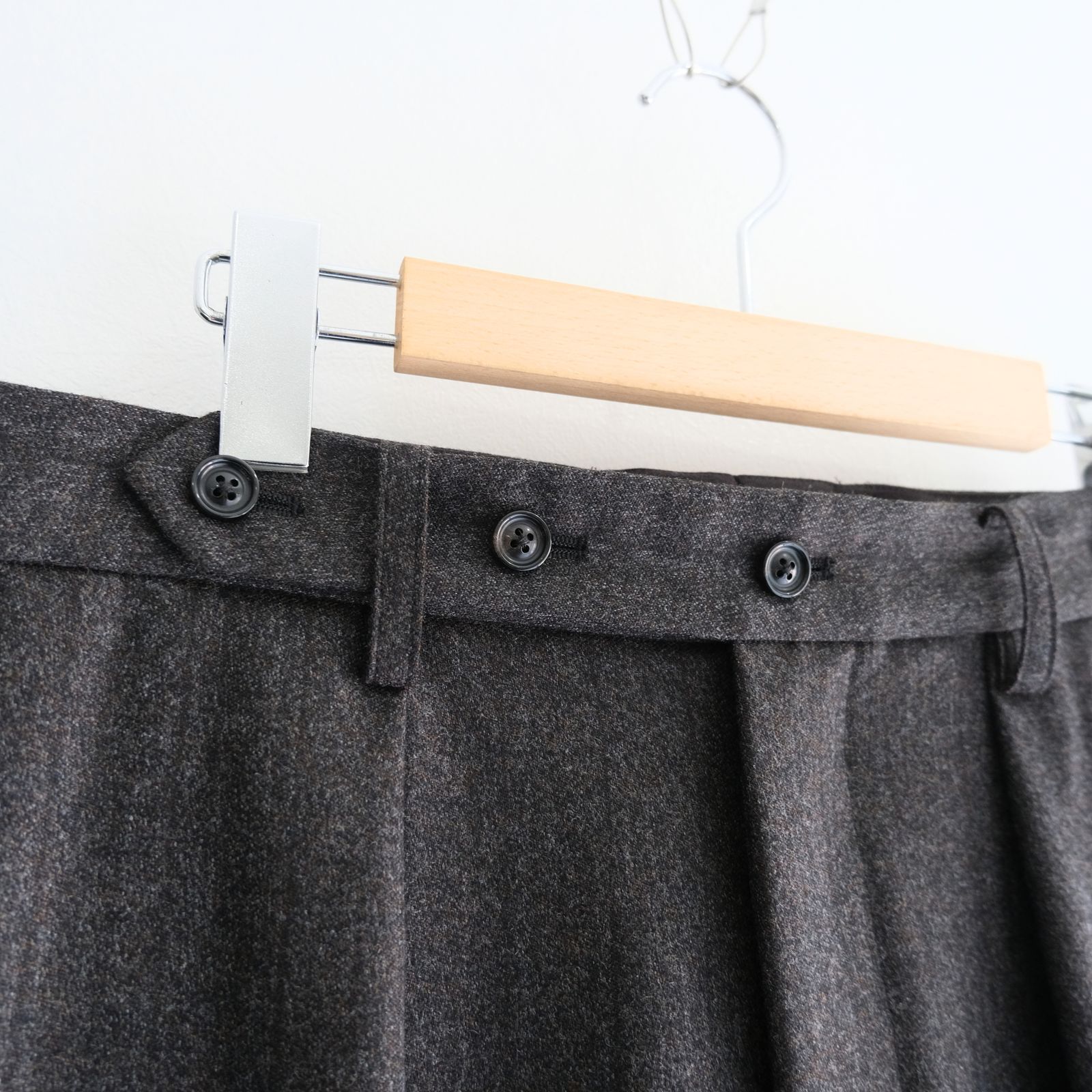 【残り1点】MELANGE BARATHEA STRIPE TUCKED TROUSERS（CHARCOAL BROWN）