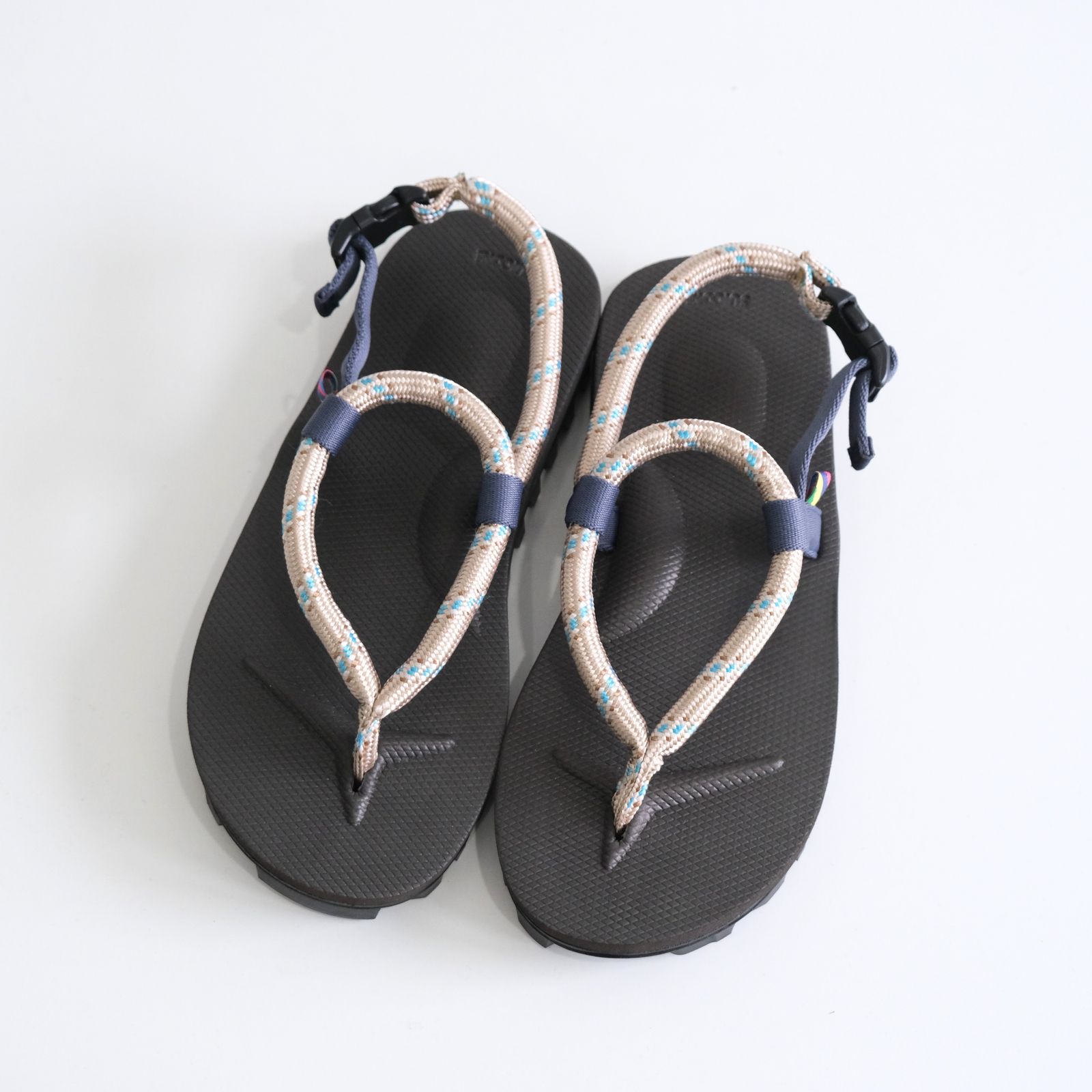 Suicoke x is-ness GUT KAT-2-ISN（BEIGE x GRAY）