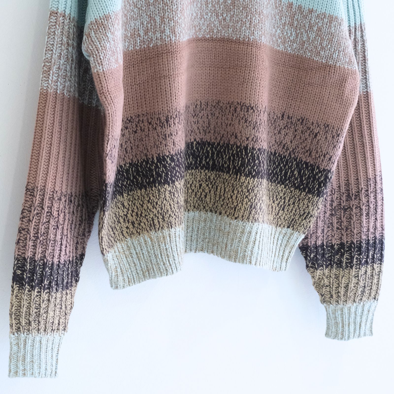 GRADATION STRIPE CREWNECK SWEATER（POWDER BLUE）