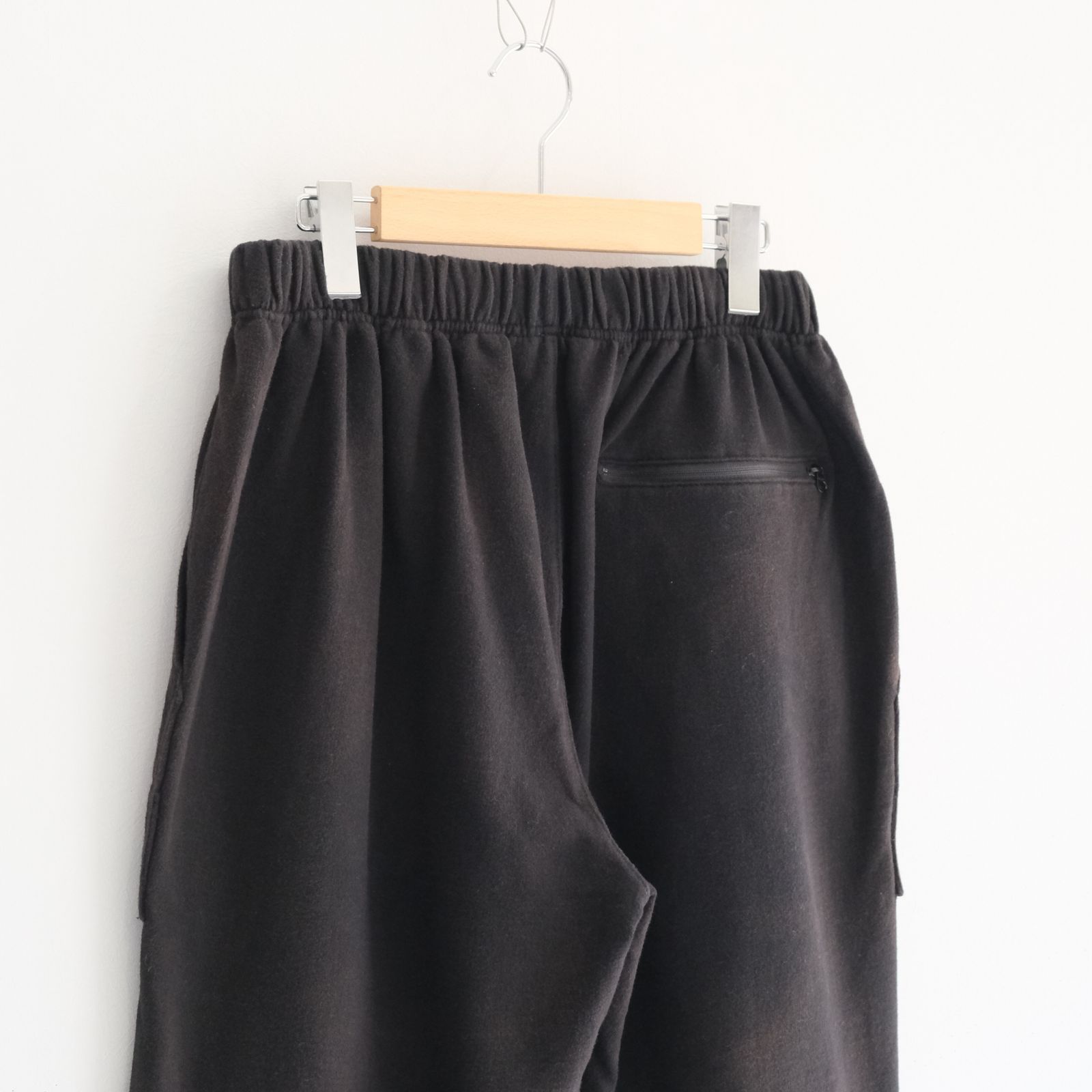 Reimagined Newsboy Fleece-Lined Sweatpants / パンツ / スウェットパンツ / Bleached Black