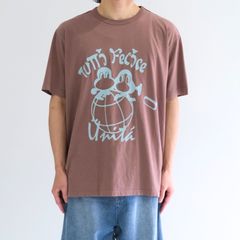 Men's Tutti Felice Print Tee / メンズ トゥッティ フェリーチェ プリントTシャツ（Cocoa）