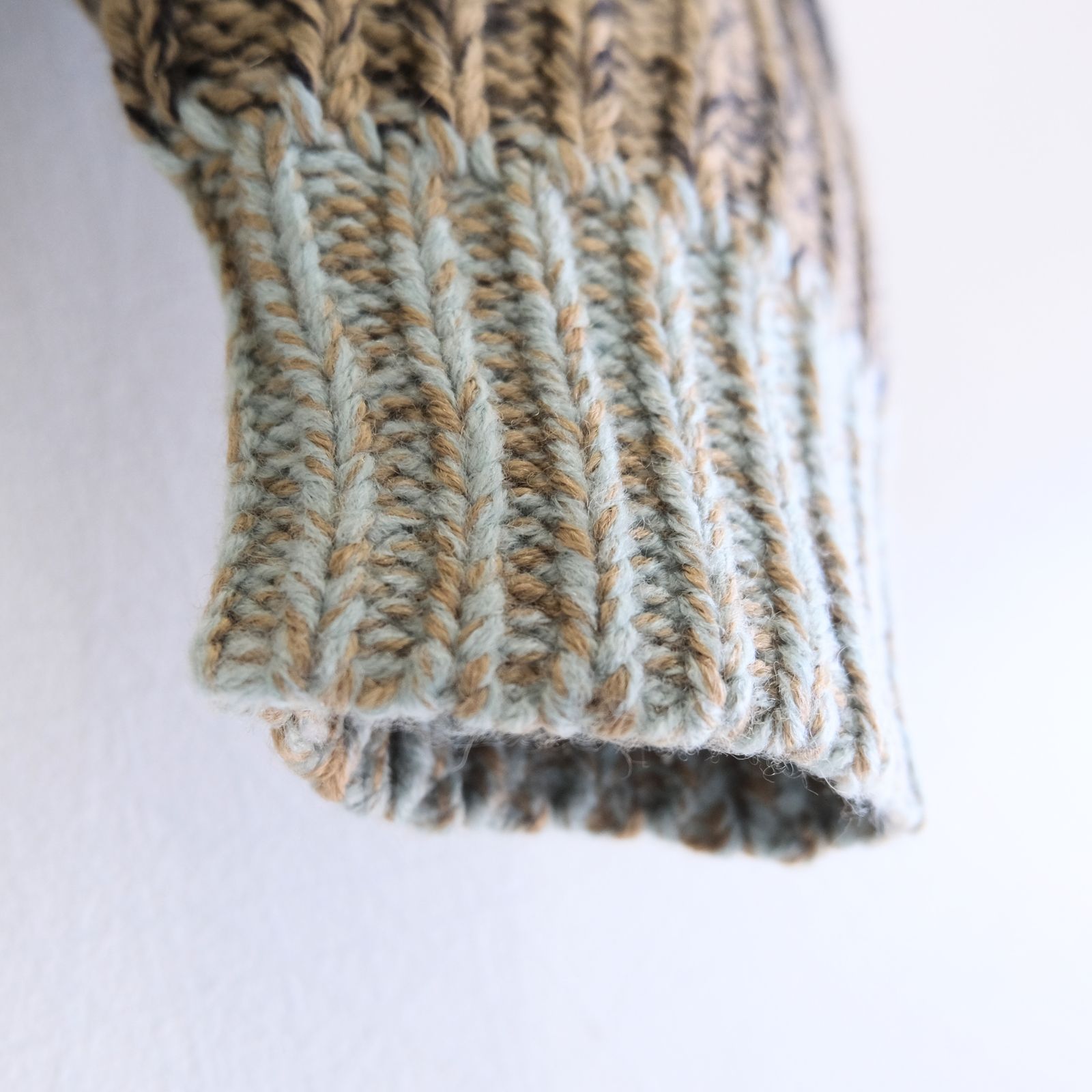 GRADATION STRIPE CREWNECK SWEATER（POWDER BLUE）