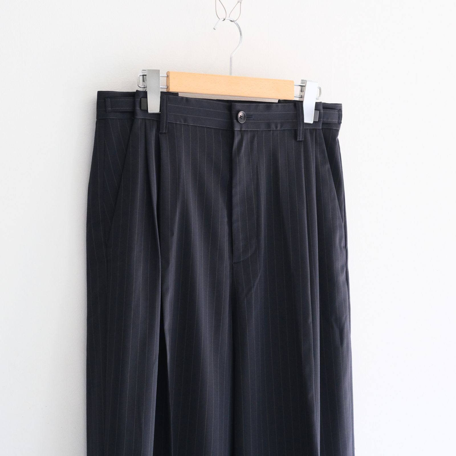 Merino Wool High-waist Slacks / メリノウール ハイウエスト スラックス（NAVY STRIPE）