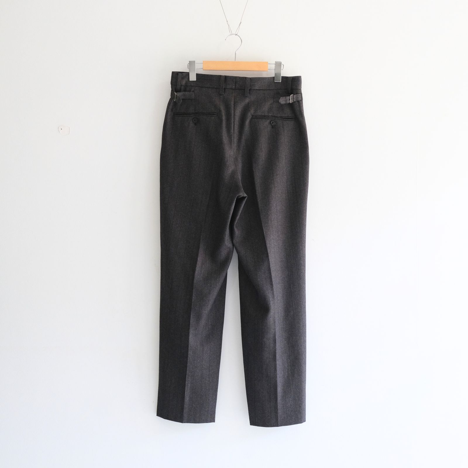 【残り1点】MELANGE BARATHEA STRIPE TUCKED TROUSERS（CHARCOAL BROWN）