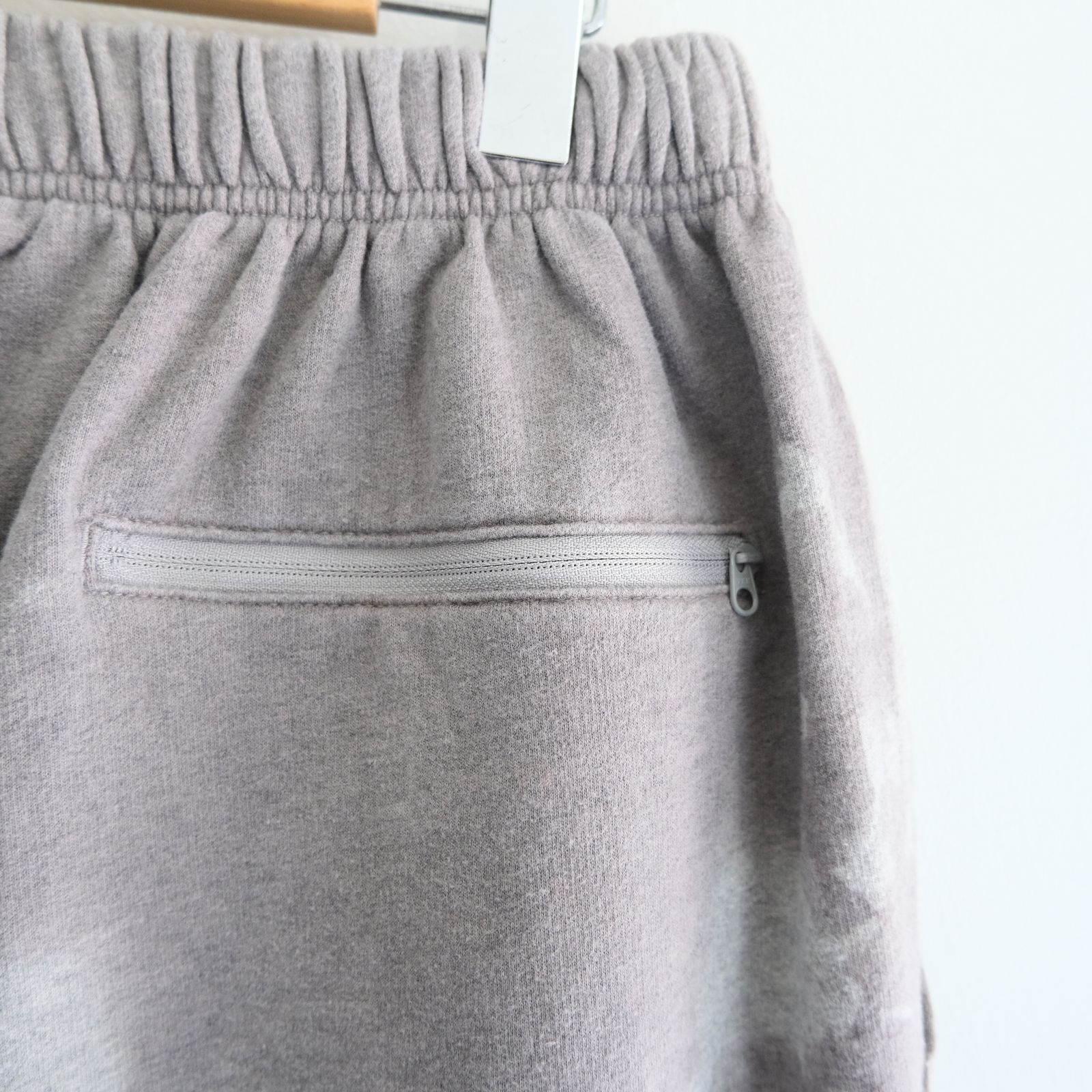 Reimagined Newsboy Fleece-Lined Sweatpants / パンツ / スウェットパンツ / Oak Gall Melange