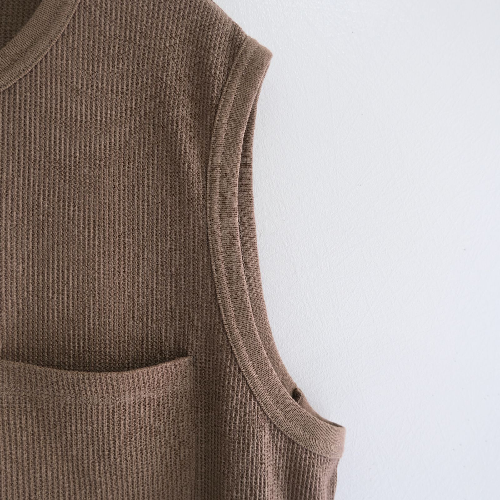 WRAP AROUND SLEEVELESS POCKET TEE ‐Recycle supima waffle‐ / ラップアラウンドスリーブレスポケットTEE ‐リサイクルスーピマワッフル‐（Brown）