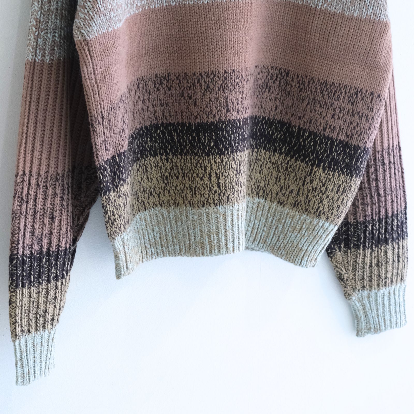 GRADATION STRIPE CREWNECK SWEATER（POWDER BLUE）