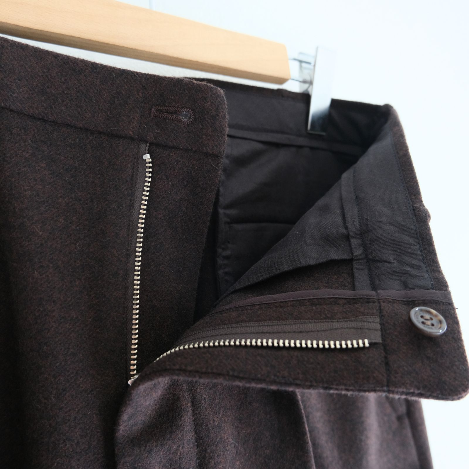 IN TUCK TROUSERS ‐Powder melton‐ / パンツ / トラウザー / メルトン素材 / Red Brown