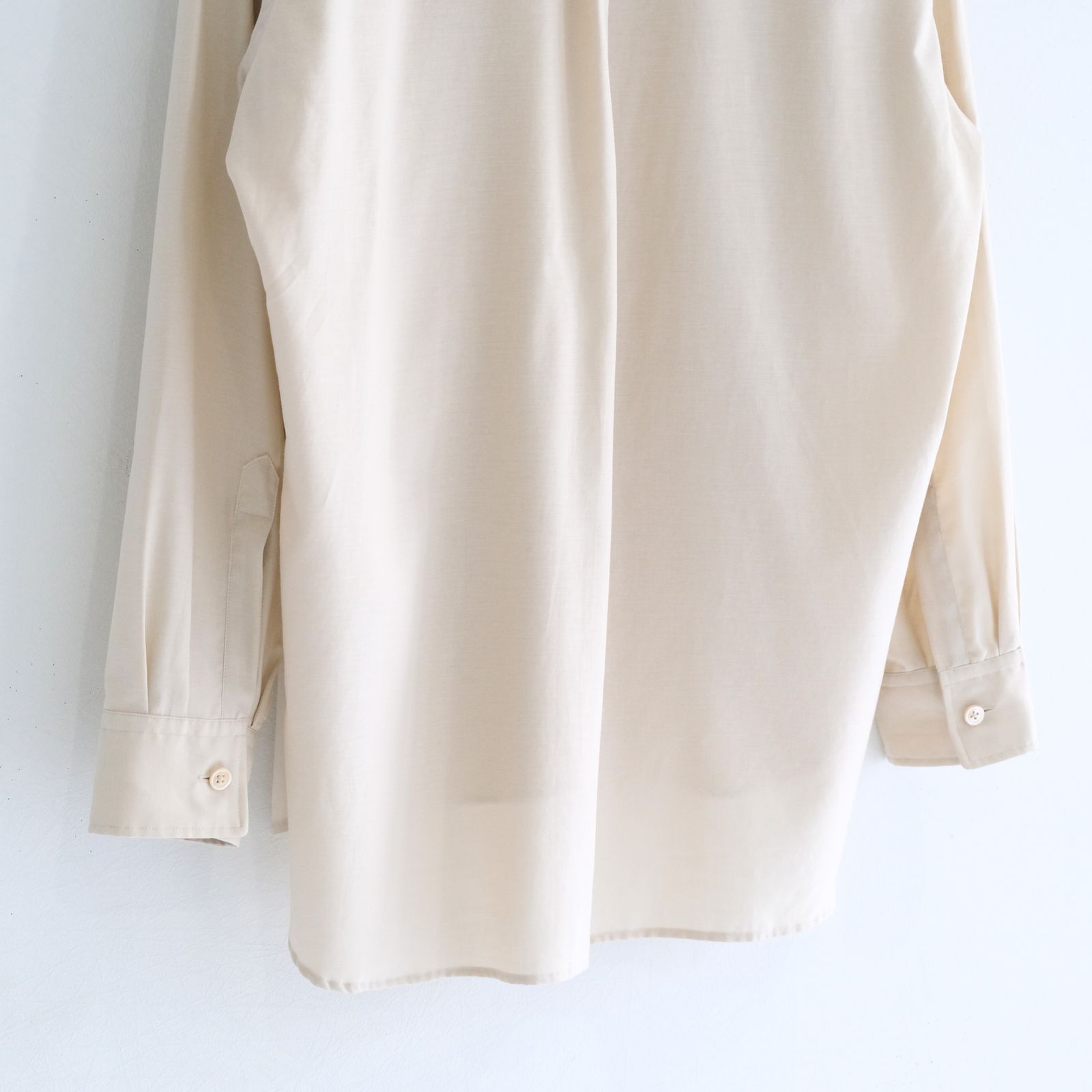 SILKY SOFT TWILL SKIPPER SHIRT / シルク ソフト ツイル スキッパー シャツ（SAND）