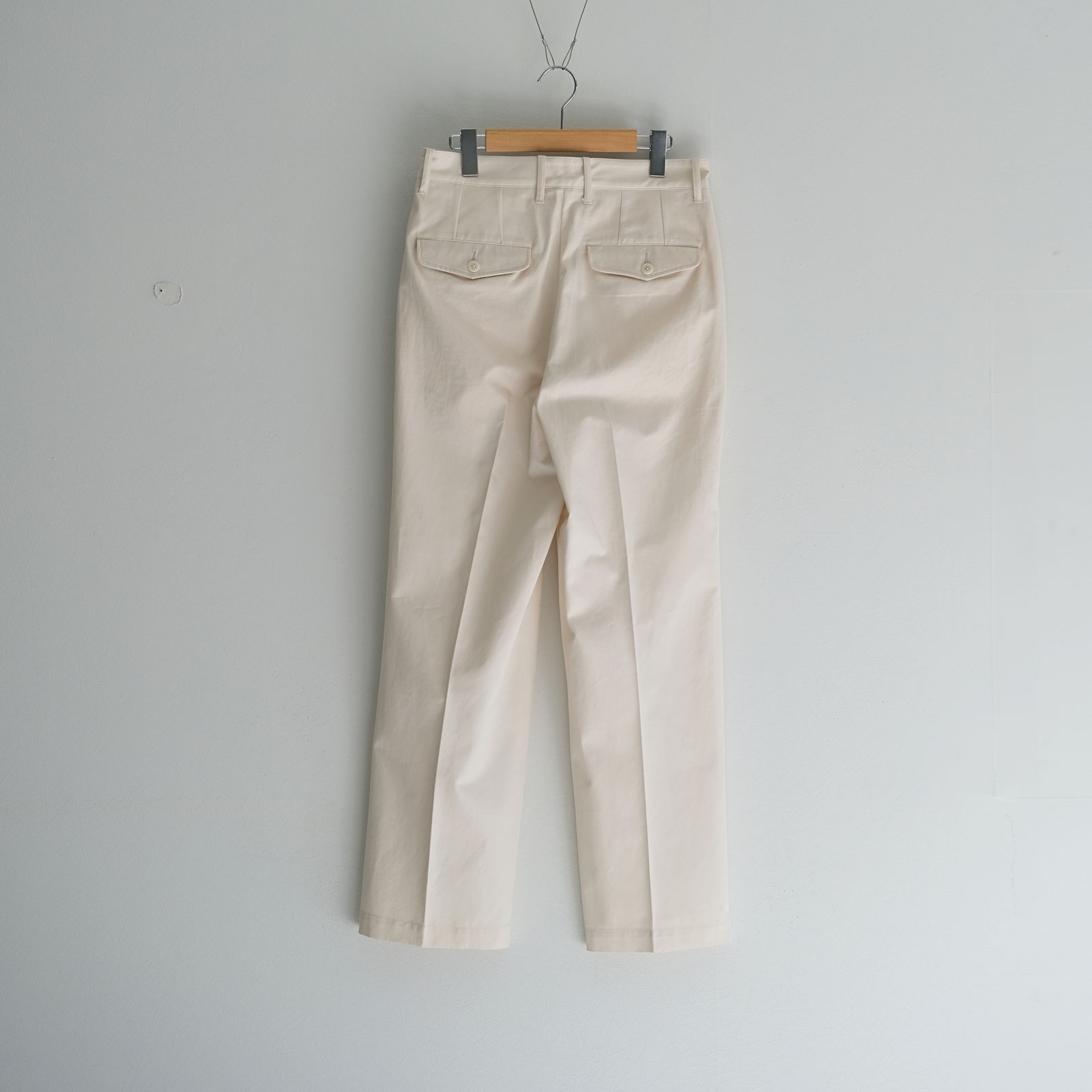 FINX COTTON GABARDINE TUCKED TROUSERS / トラウザー / ECRU