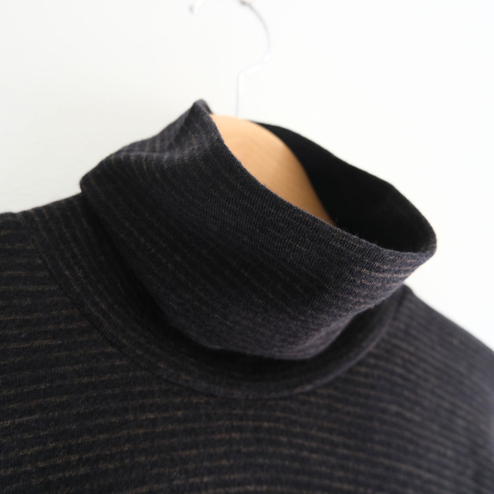 SUPER FINE WOOL COTTON TURTLE-NECK TOP（BORDER STRIPE）（BROWN×BLACK）