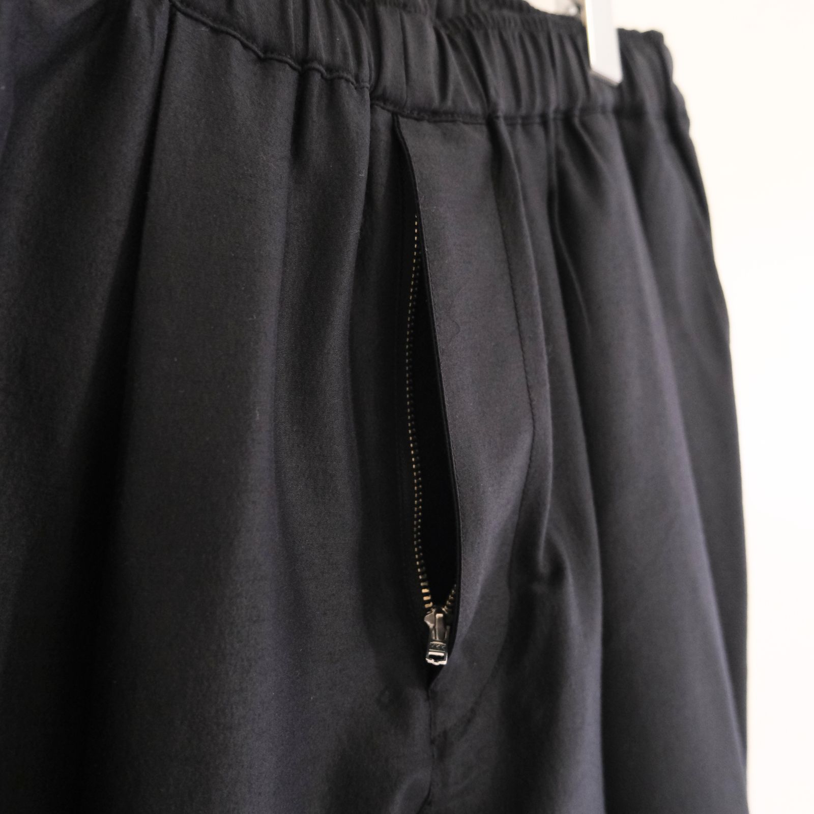 TUCK EASY PANTS - Silk / Wool - / パンツ / イージーパンツ / ウール / シルク / Navy