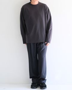 スラックスをカジュアルに。