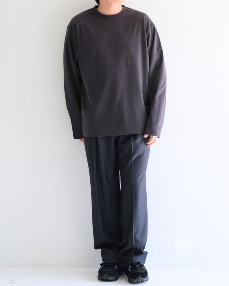 スラックスをカジュアルに。