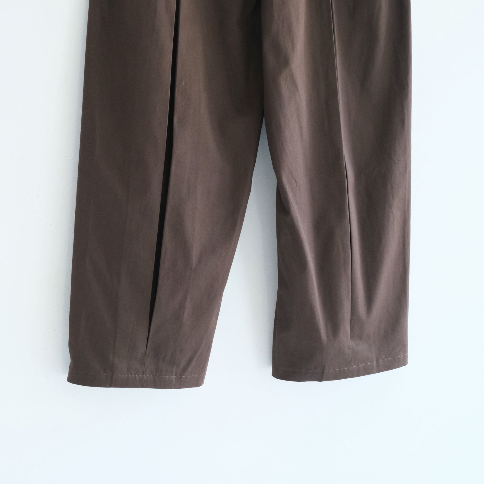 BOX PLEAT TROUSER / ボックスプリーツトラウザー / チノ / ボトムス / BROWN