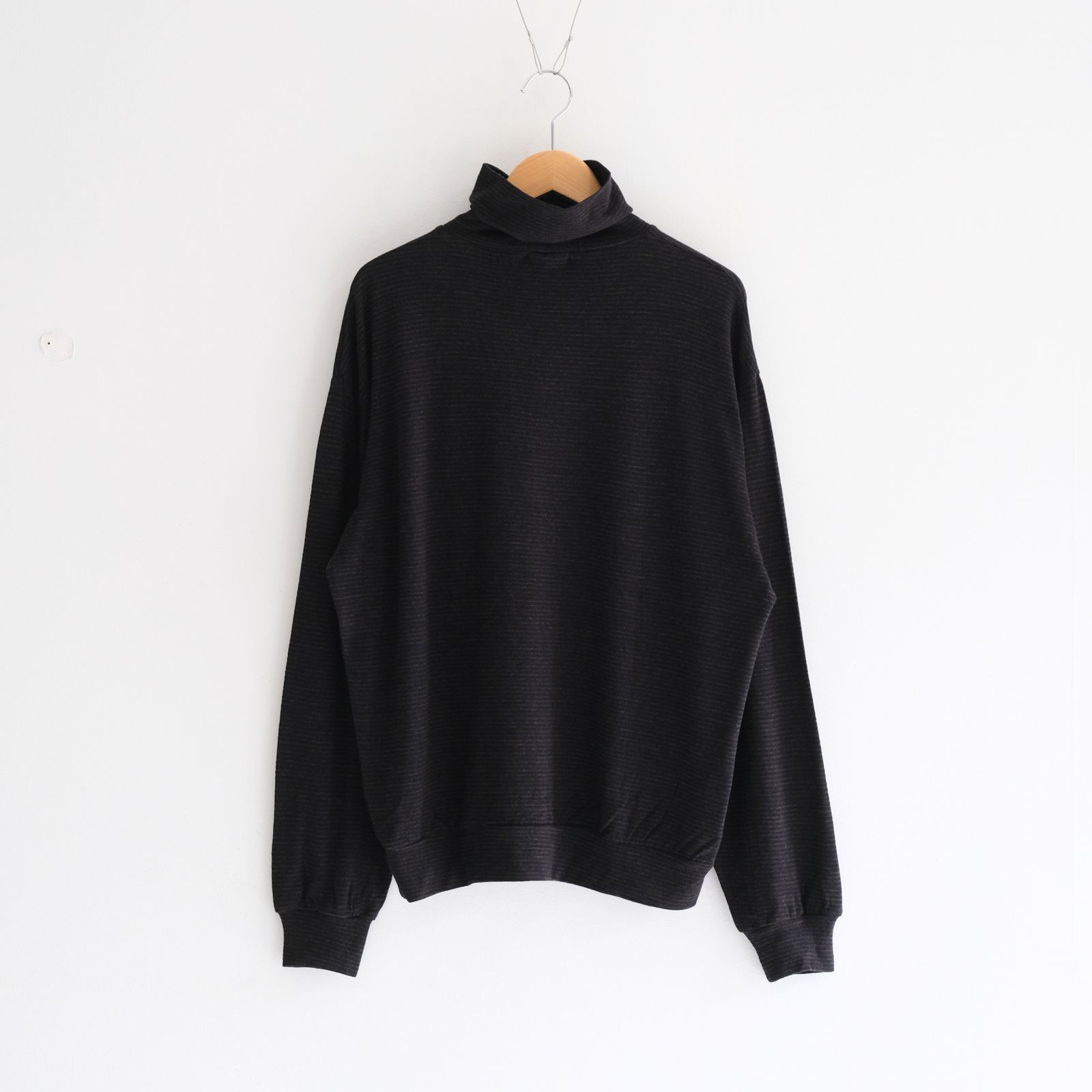 SUPER FINE WOOL COTTON TURTLE-NECK TOP（BORDER STRIPE）（BROWN×BLACK）