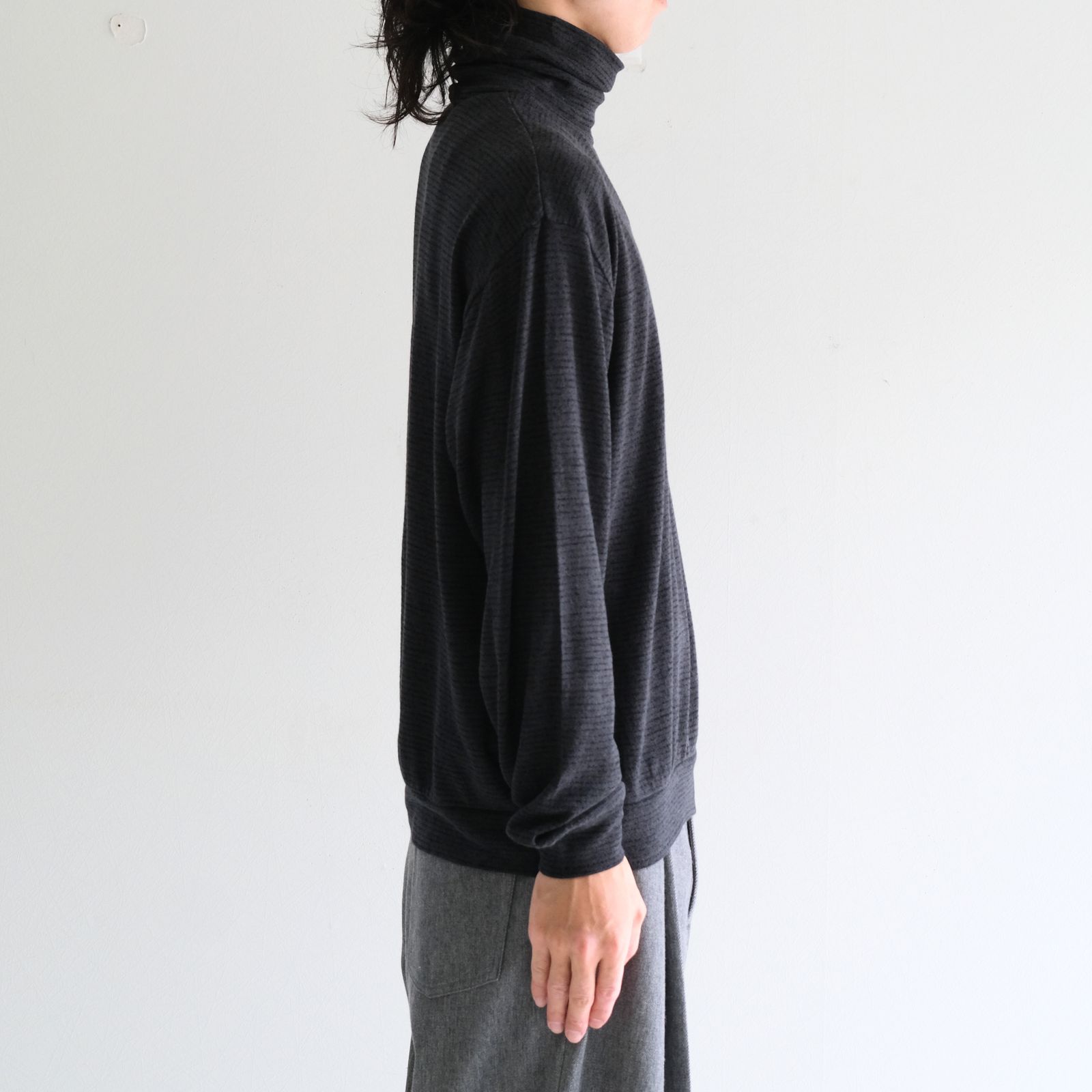 SUPER FINE WOOL COTTON TURTLE-NECK TOP（BORDER STRIPE）（BLACK×CHARCOAL）