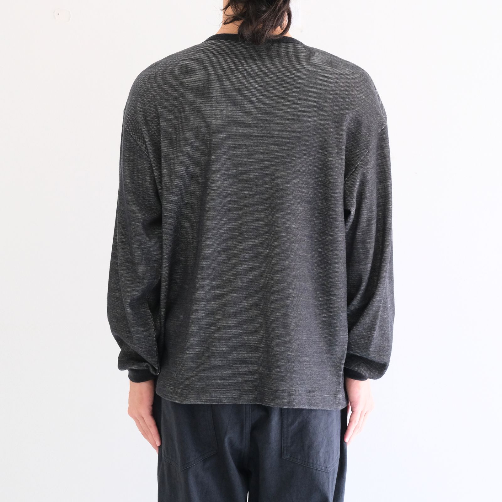 W/C HONEYCOMB HENLEY-NECK TOP（CHARCOAL）