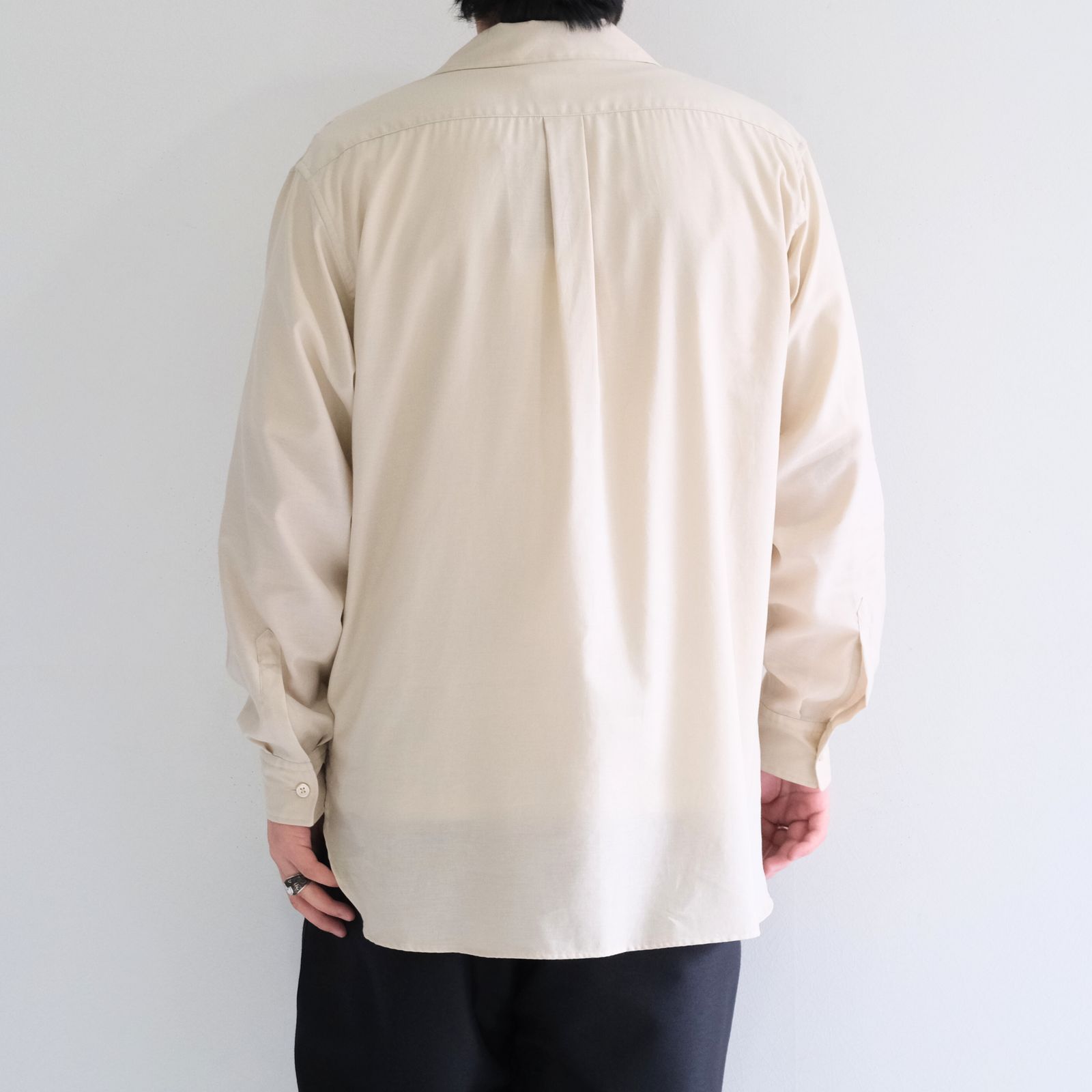 SILKY SOFT TWILL SKIPPER SHIRT / シルク ソフト ツイル スキッパー シャツ（SAND）