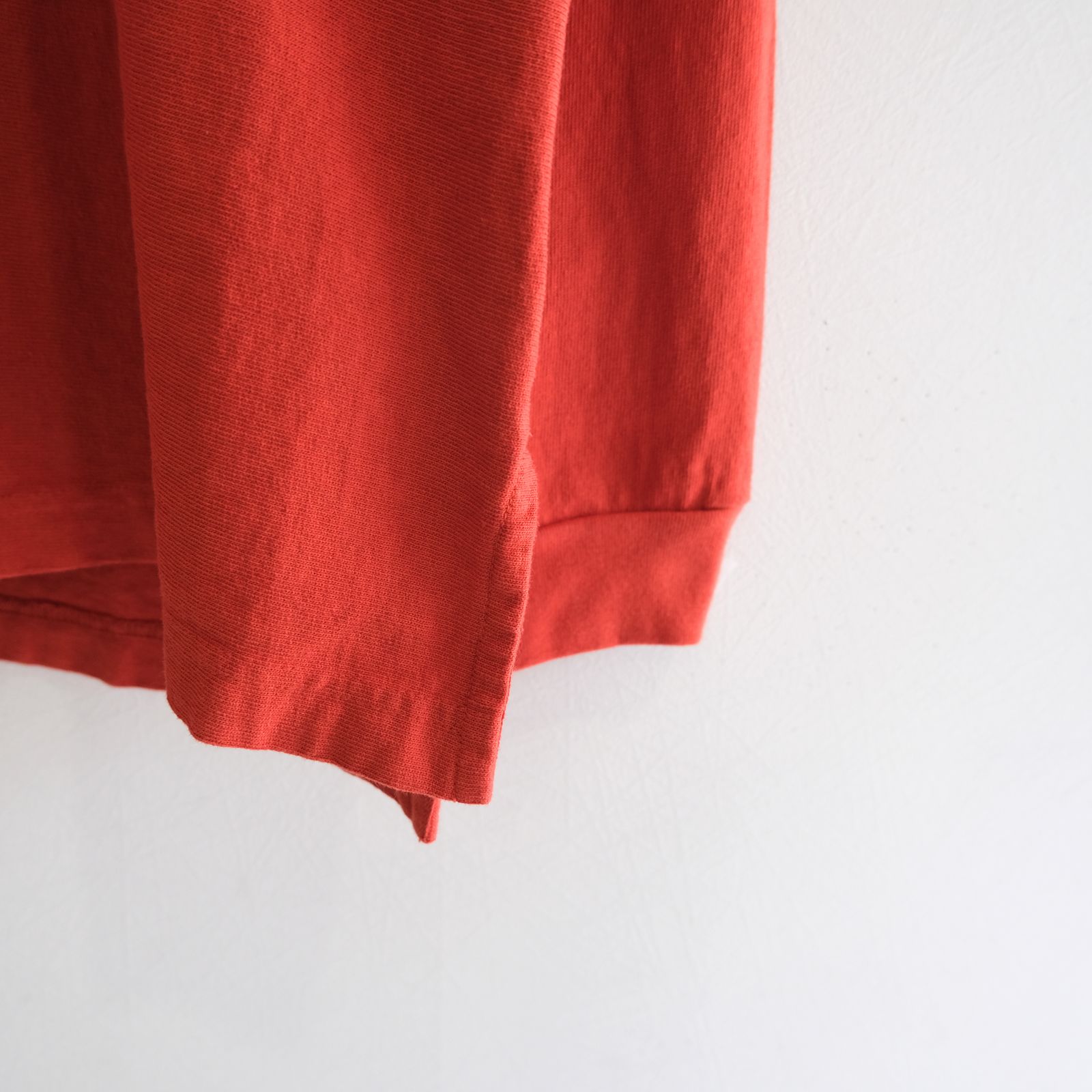 DETROIT LOGO CUTOFF LS TEE（VERMILION）