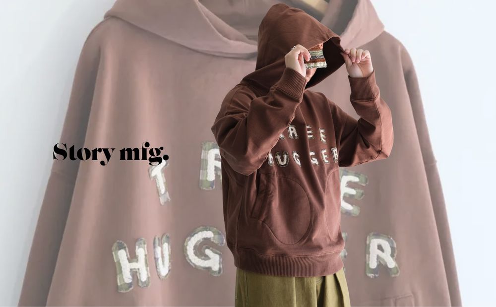 【STORY mfg. / ストーリーエムエフジー】ミトン型ポケット・フロントの手編み文字など、デザインの効いたSTORY mfg.の世界観を体感できるパーカー。（MITTEN HOODIE）