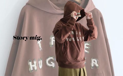【STORY mfg. / ストーリーエムエフジー】ミトン型ポケット・フロントの手編み文字など、デザインの効いたSTORY mfg.の世界観を体感できるパーカー。（MITTEN HOODIE）
