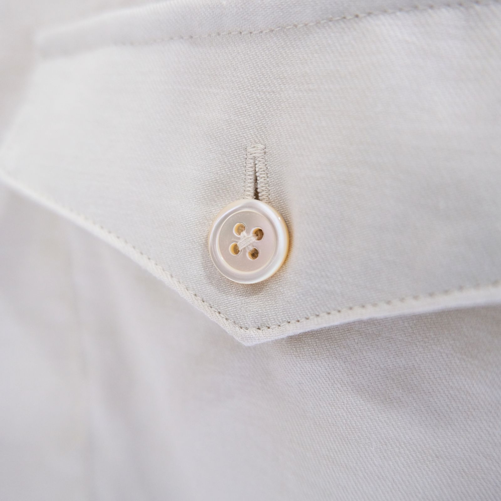 SILKY SOFT TWILL SKIPPER SHIRT / シルク ソフト ツイル スキッパー シャツ（SAND）