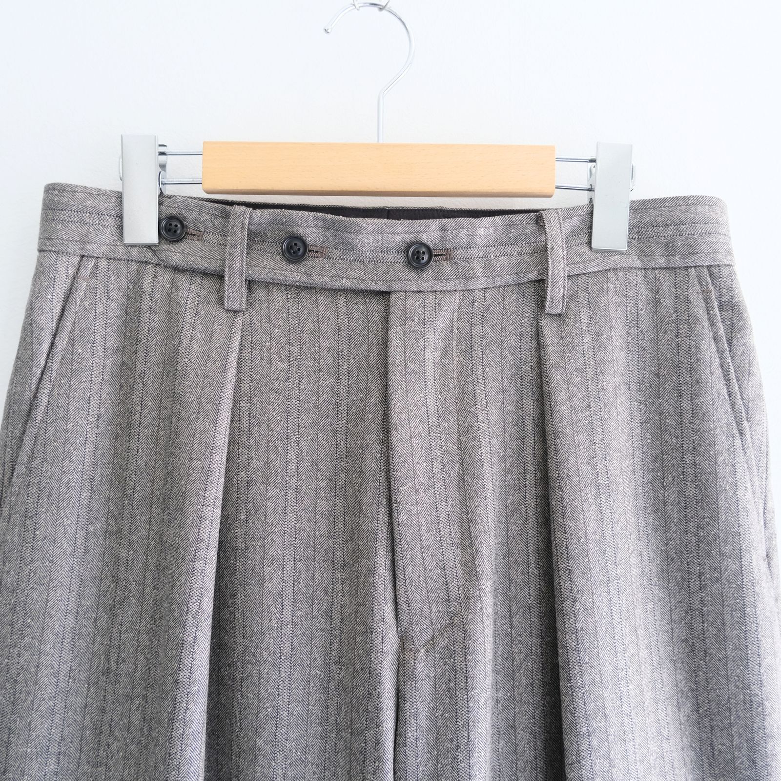【残り1点】W/S HERRINGBONE STRIPE TUCKED TROUSERS（TAUPE GREY）