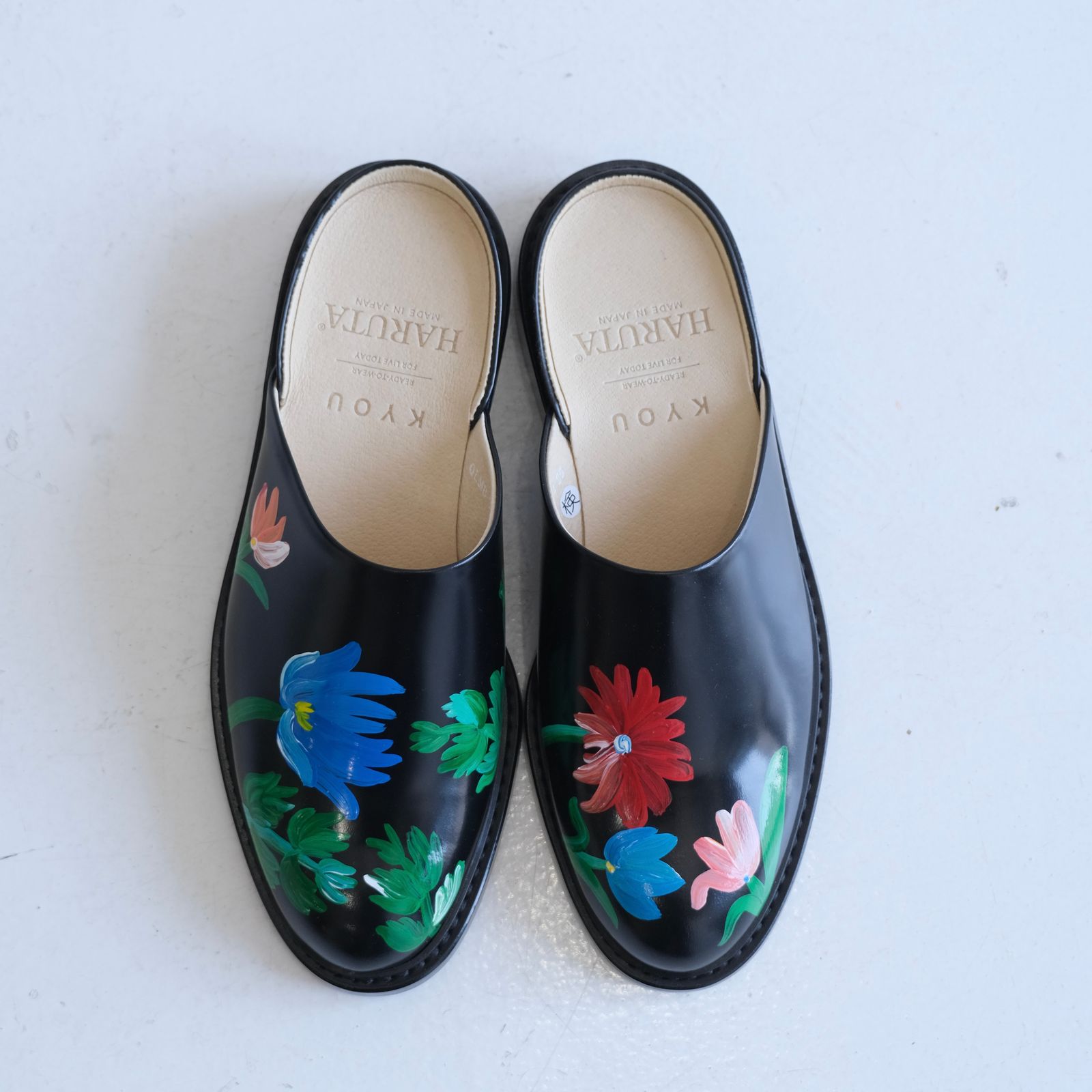 "BLOSSOM" Hand Painted Sandals by HARUTA feat. MIO YAMAMOTO / 「BLOSSOM」ハンド ペイント サンダル バイ ハルタ feat. ミオ ヤマモト（BLACK）