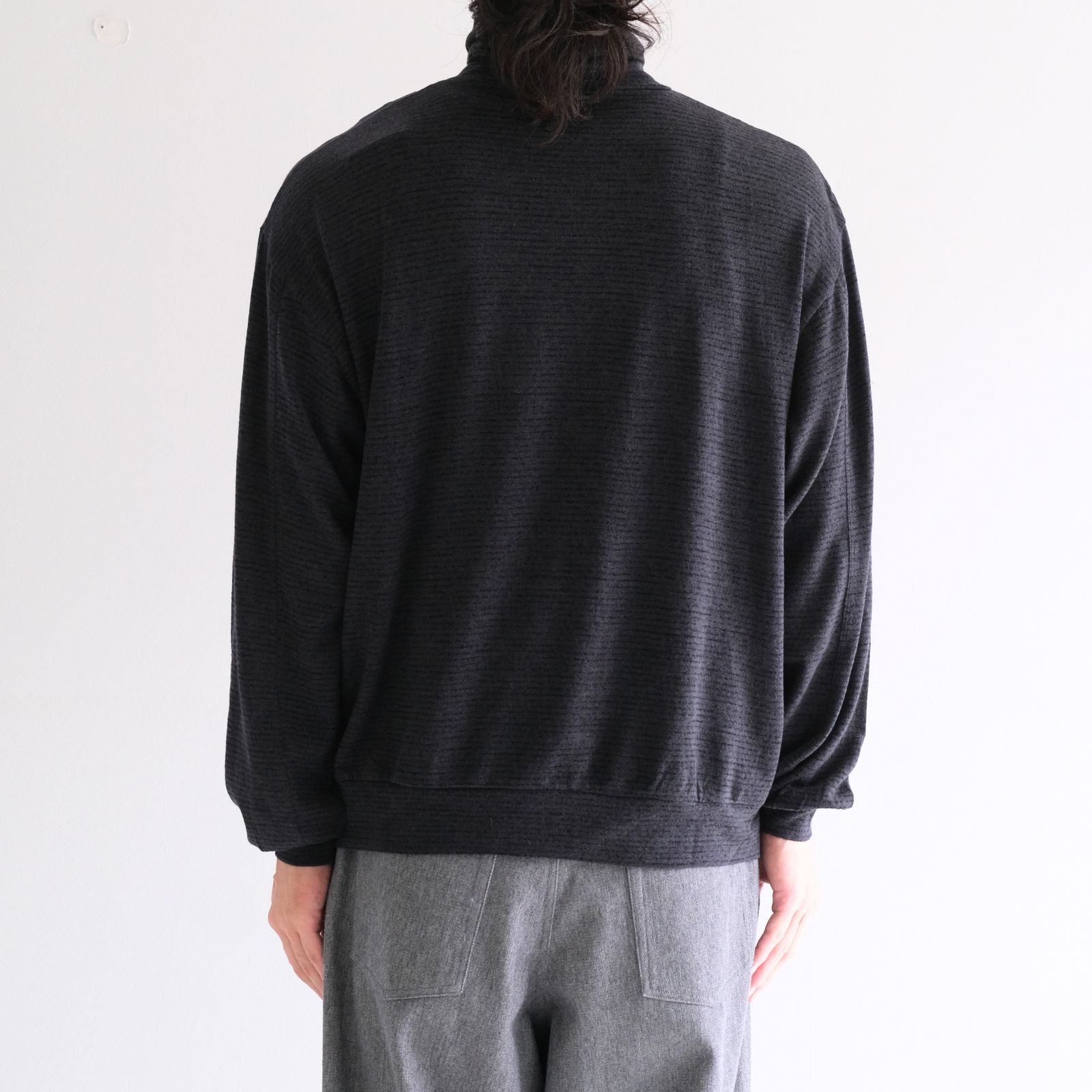 SUPER FINE WOOL COTTON TURTLE-NECK TOP（BORDER STRIPE）（BLACK×CHARCOAL）