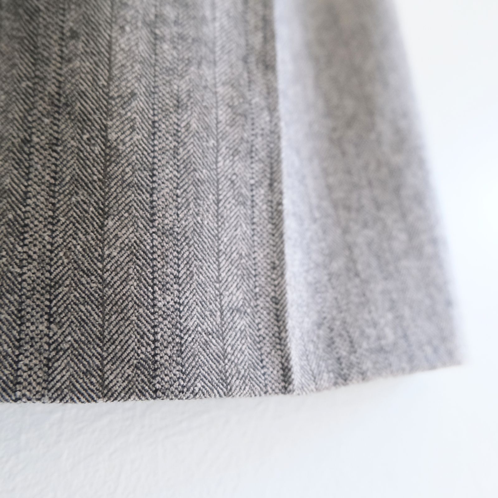 【残り1点】W/S HERRINGBONE STRIPE TUCKED TROUSERS（TAUPE GREY）