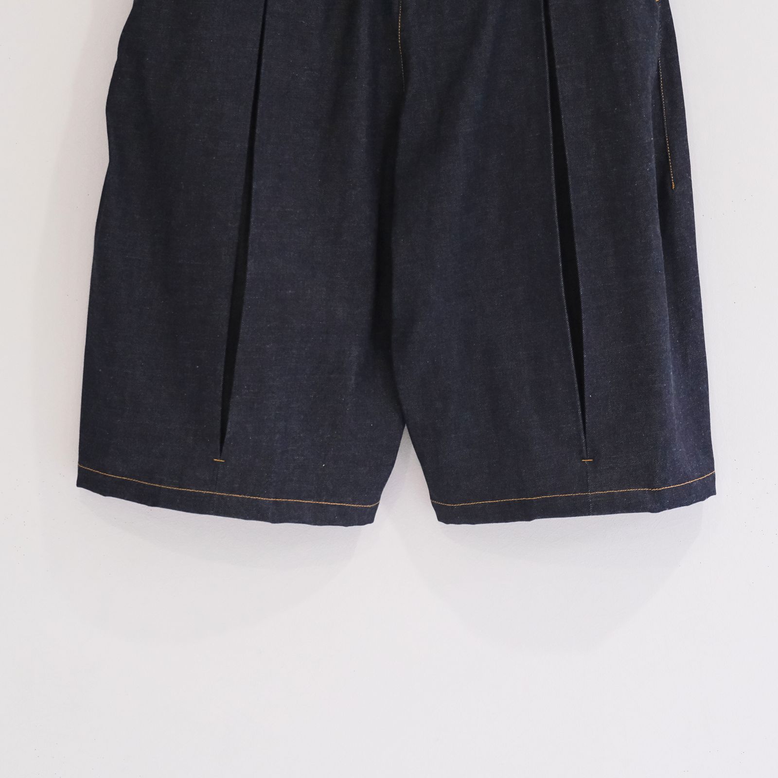 BOX PLEAT SHORT RAW / ボックスプリーツ / デニム / ボトムス