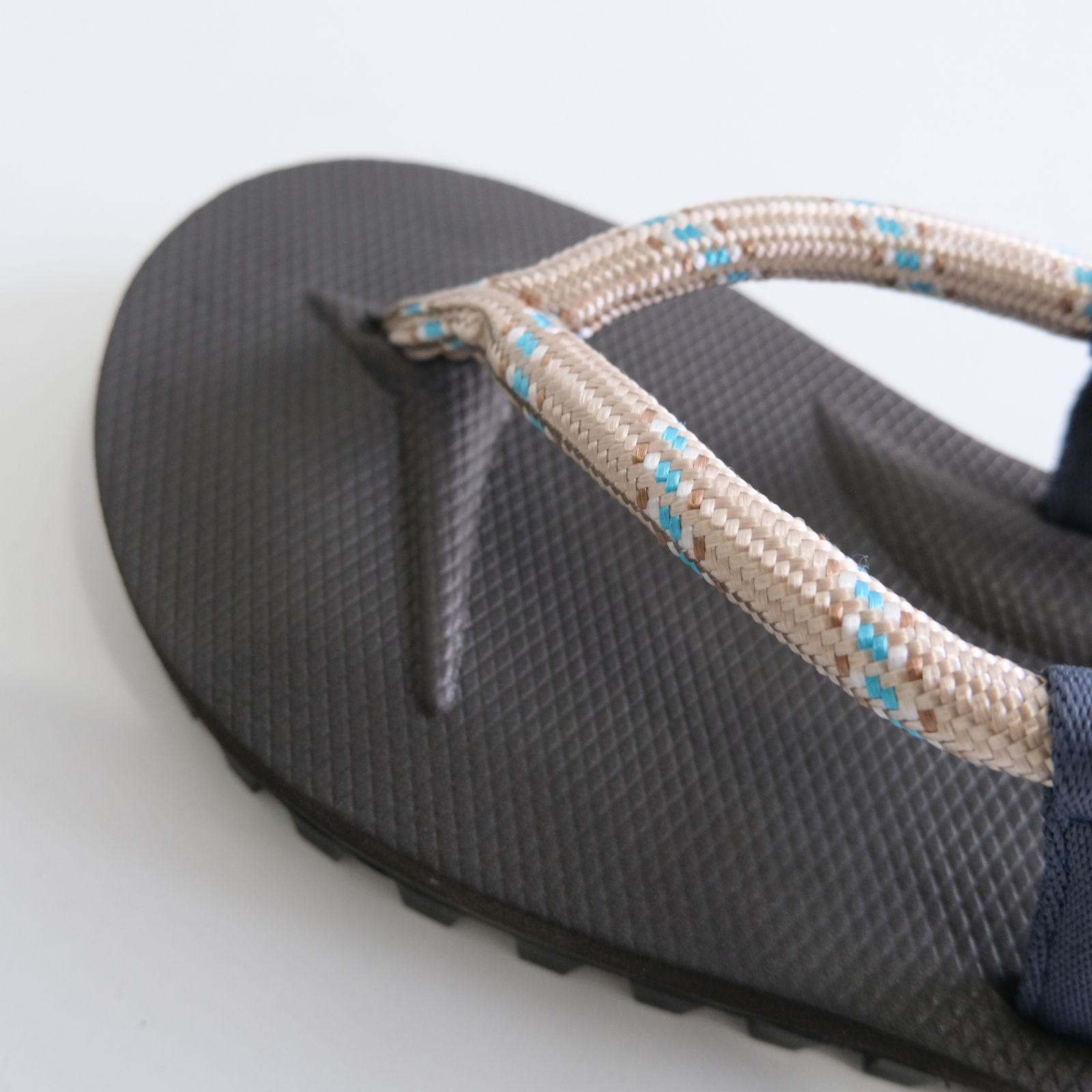 Suicoke x is-ness GUT KAT-2-ISN（BEIGE x GRAY）