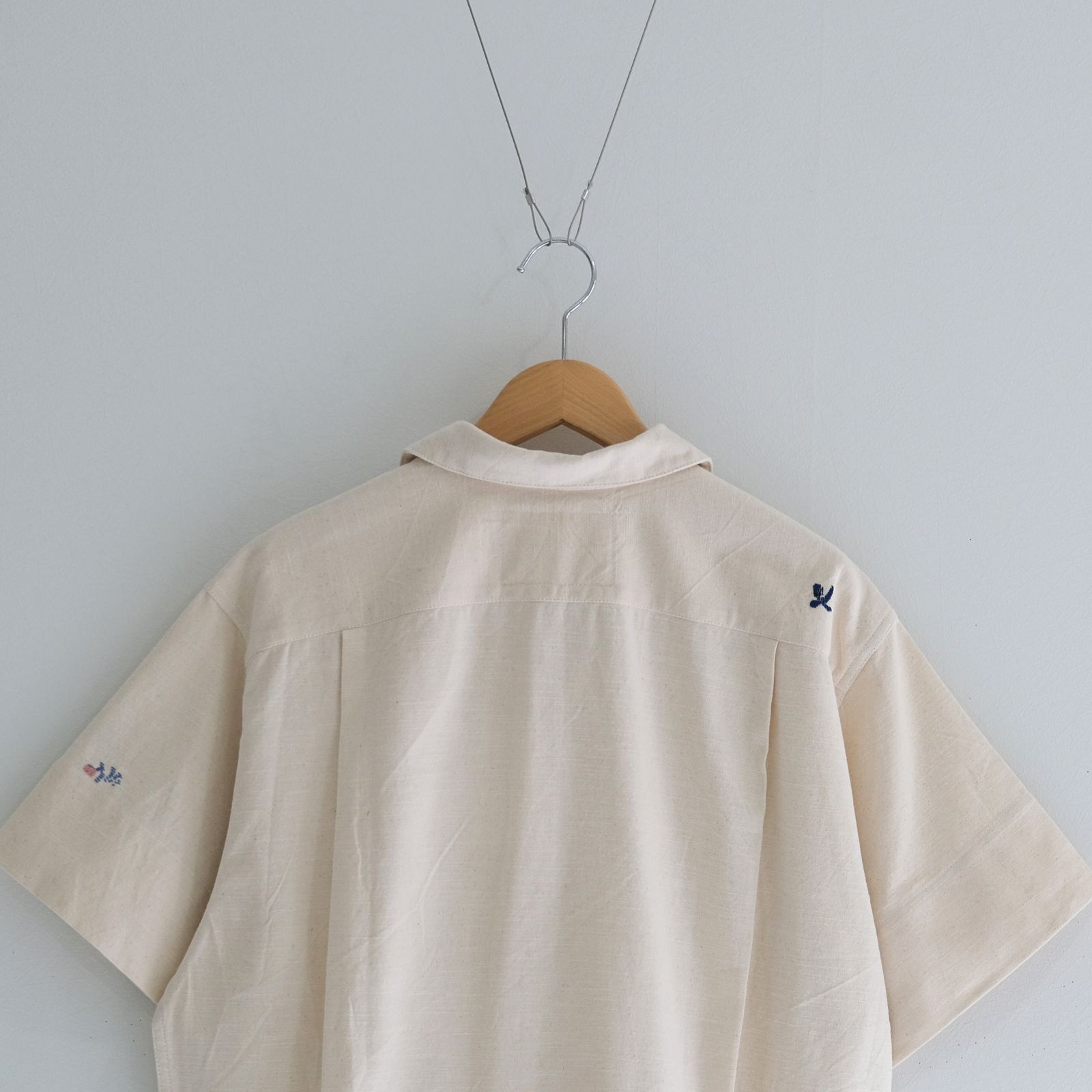 GREETINGS SHIRT / 半袖シャツ / 手刺繍 / ECRU INTERRUPTED