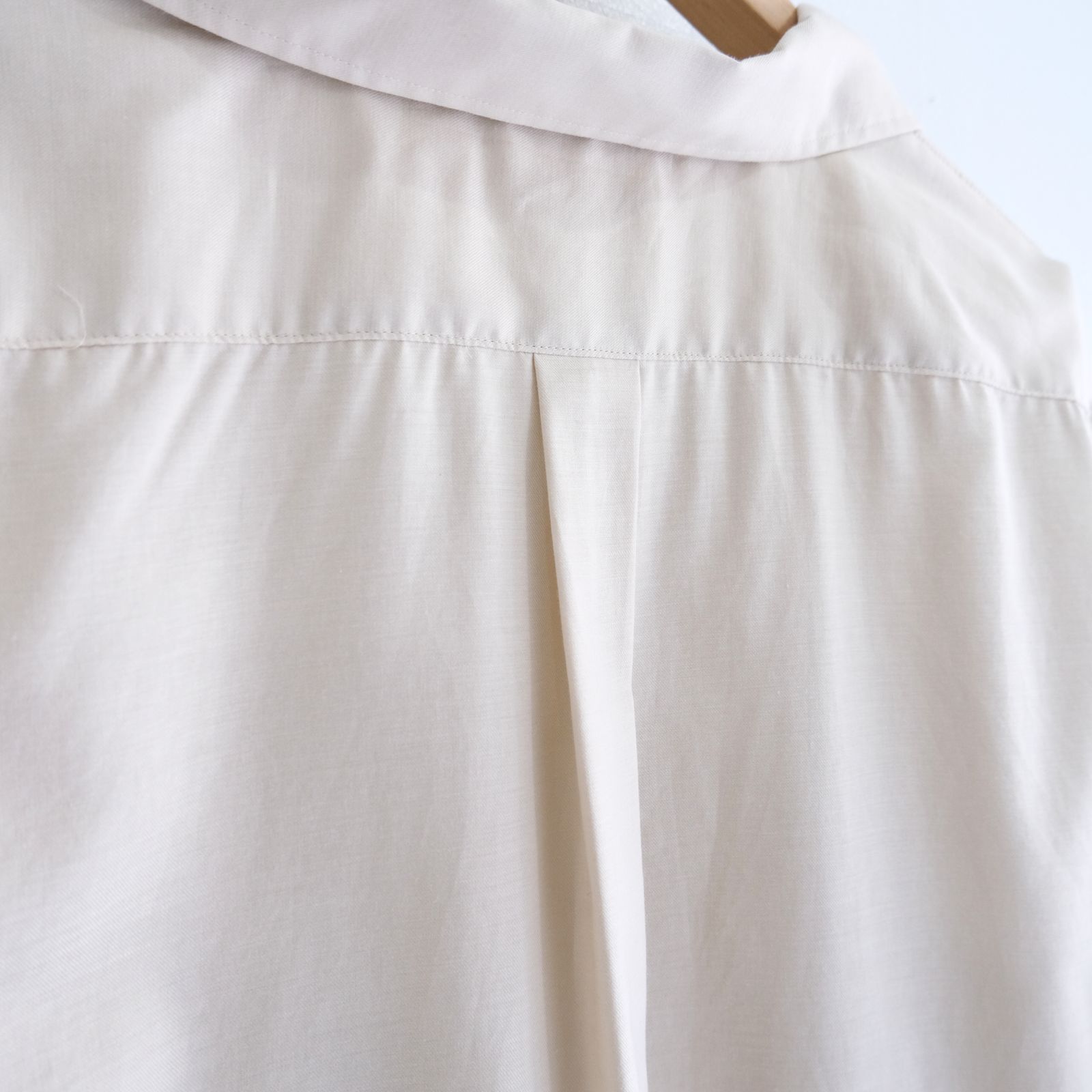 SILKY SOFT TWILL SKIPPER SHIRT / シルク ソフト ツイル スキッパー シャツ（SAND）