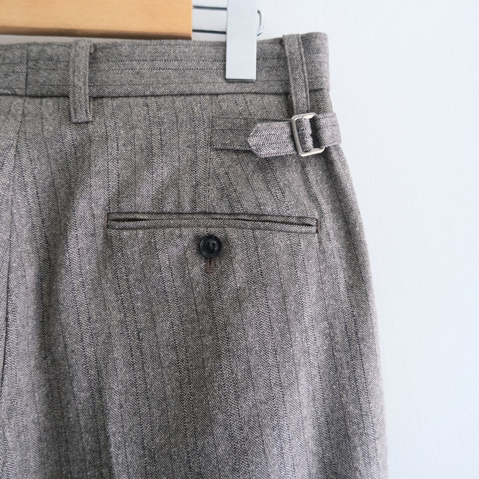 【残り1点】W/S HERRINGBONE STRIPE TUCKED TROUSERS（TAUPE GREY）