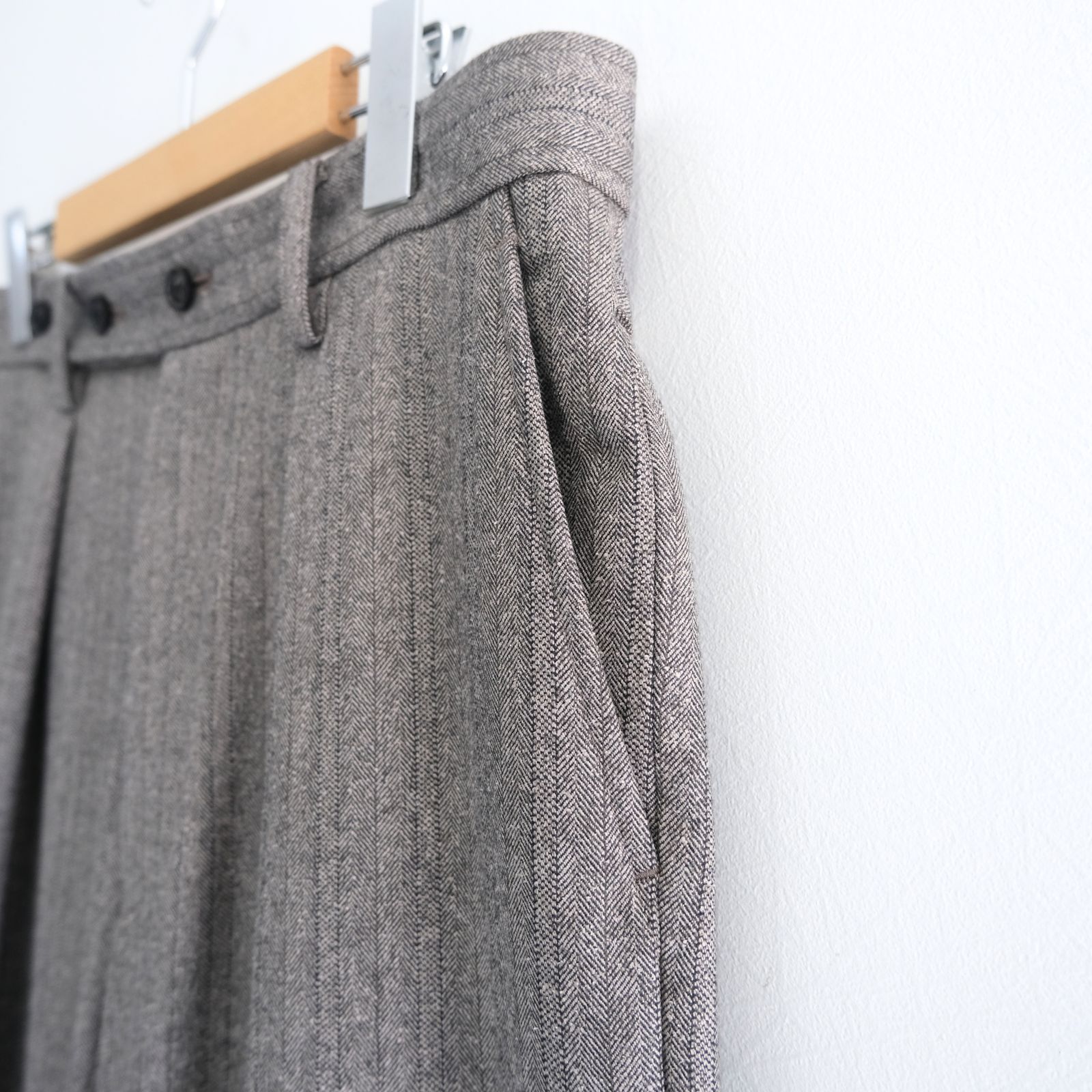【残り1点】W/S HERRINGBONE STRIPE TUCKED TROUSERS（TAUPE GREY）