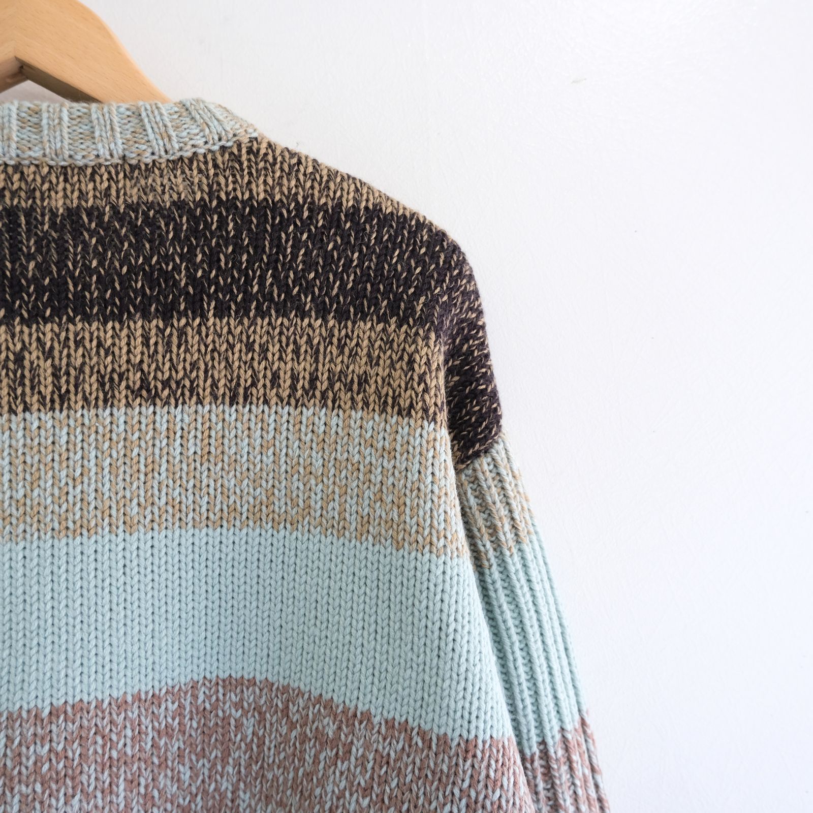 GRADATION STRIPE CREWNECK SWEATER（POWDER BLUE）