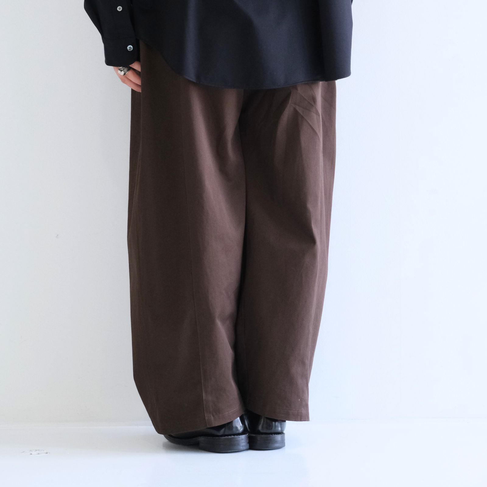 BOX PLEAT TROUSER / ボックスプリーツトラウザー / チノ / ボトムス / BROWN